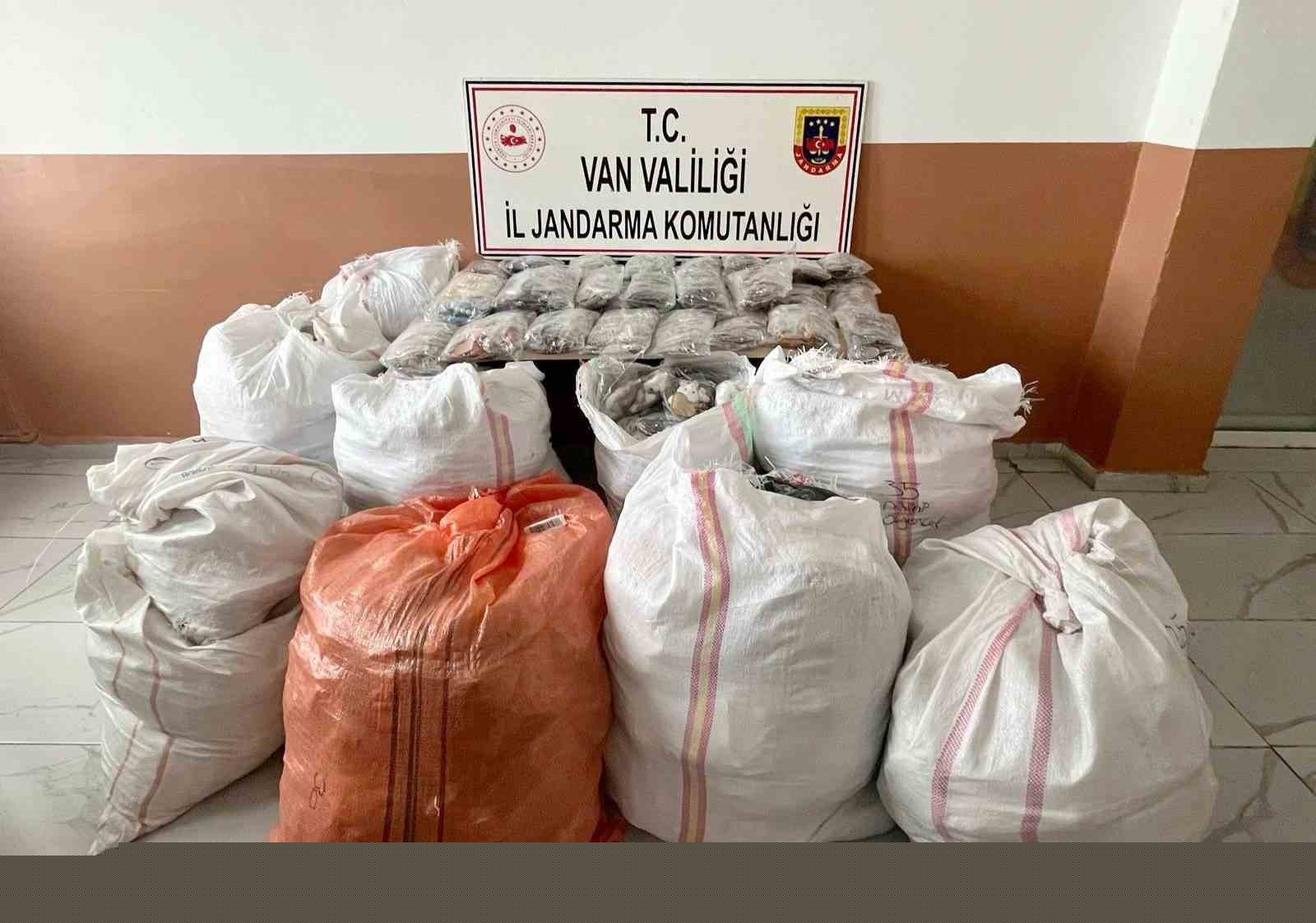 Van’da gümrük kaçağı malzeme ele geçirildi
