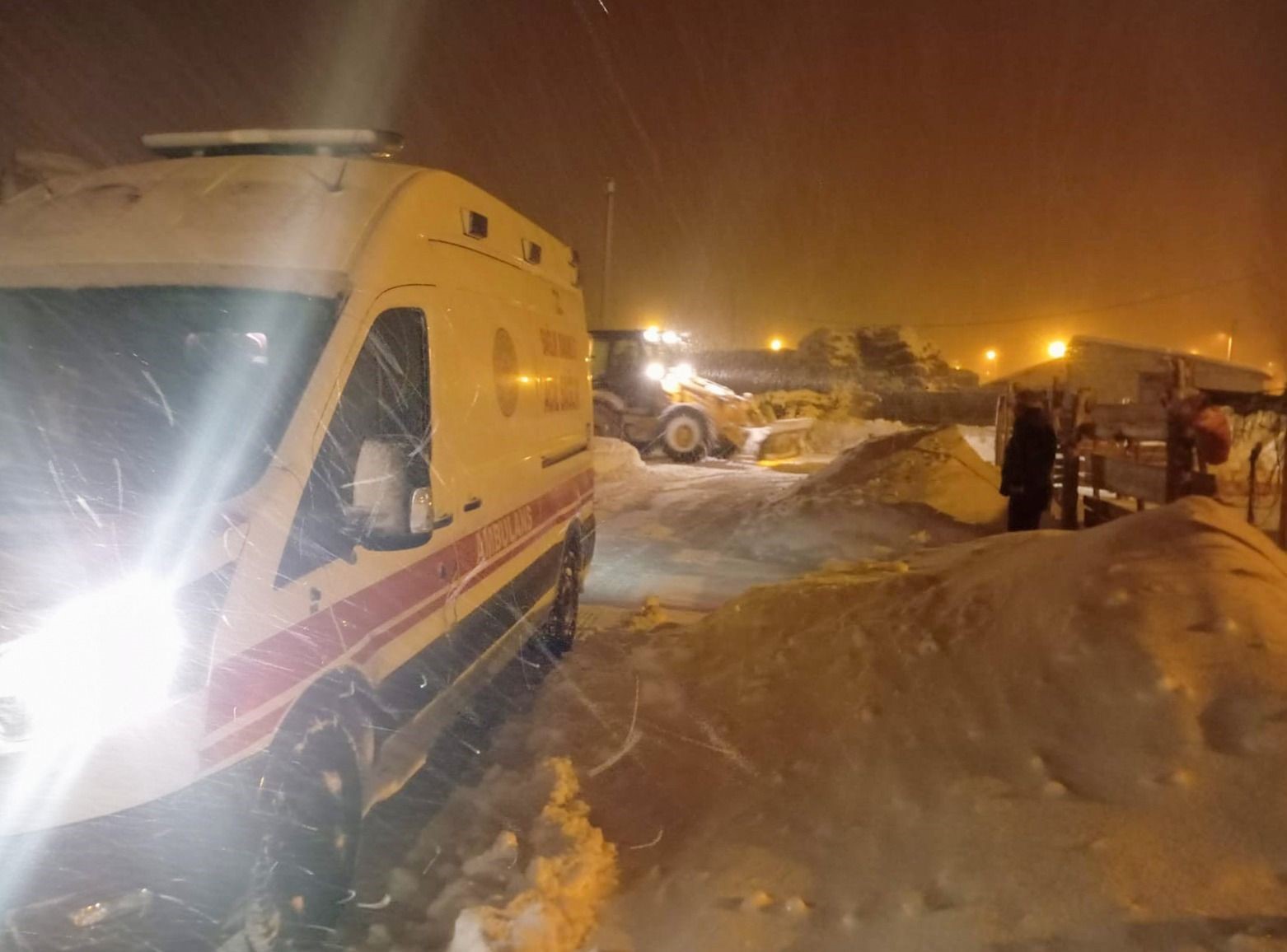 Van’da hasta ve mahsur kalanlar belediyenin çabasıyla kurtarıldı
