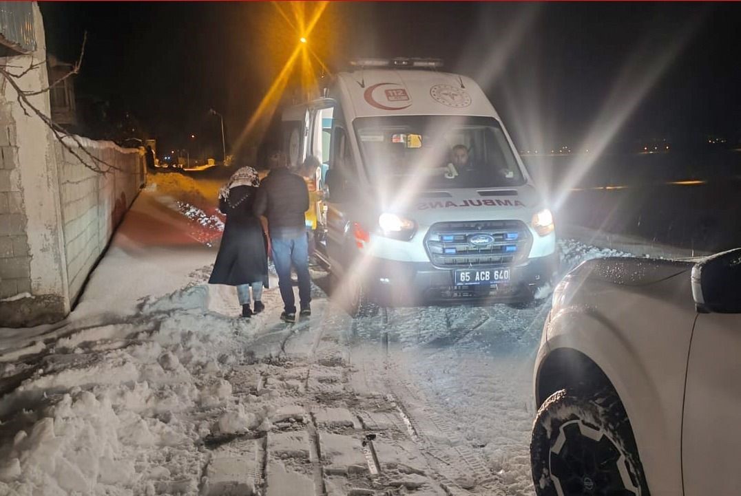 Van’da hasta ve mahsur kalanlar belediyenin çabasıyla kurtarıldı
