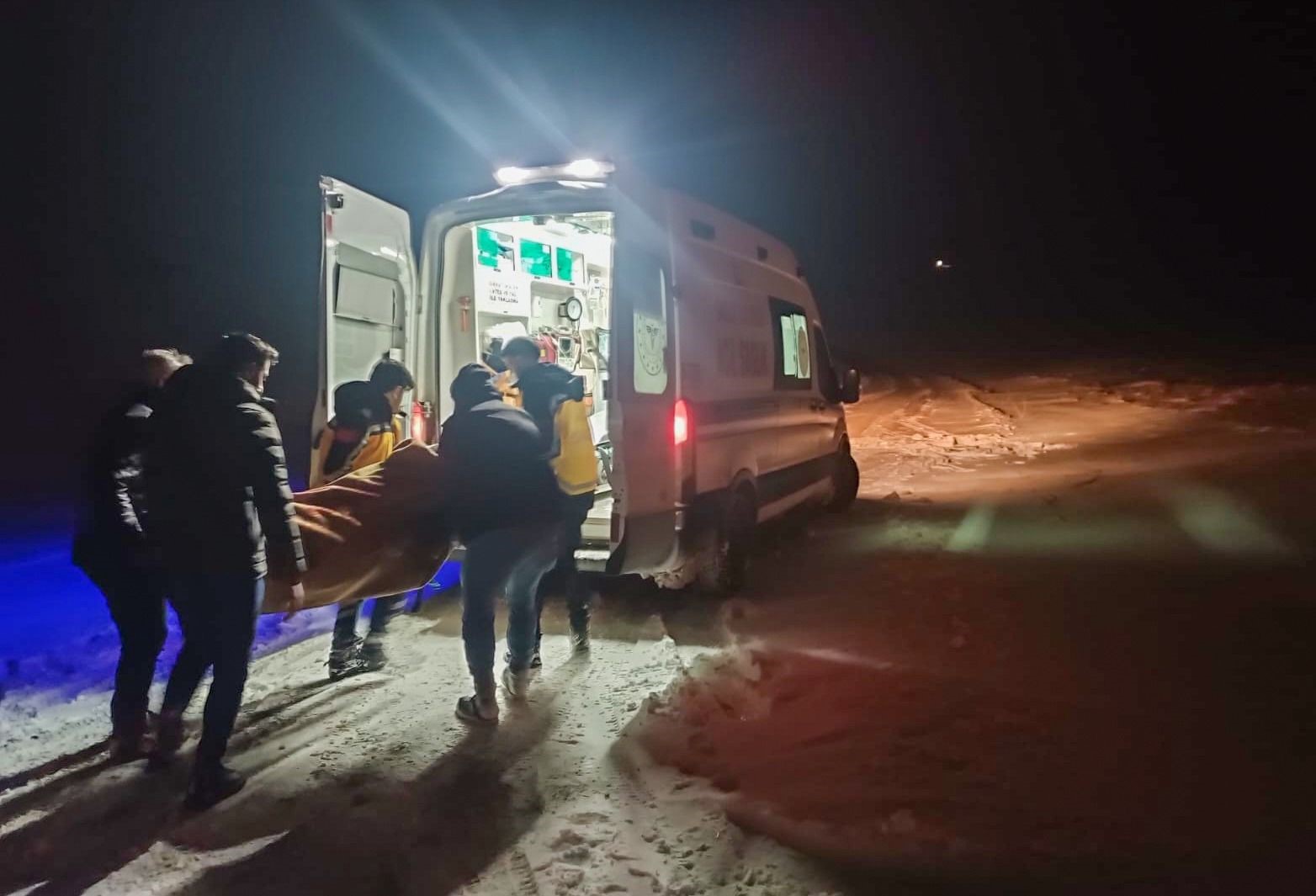 Van’da hasta ve mahsur kalanlar belediyenin çabasıyla kurtarıldı
