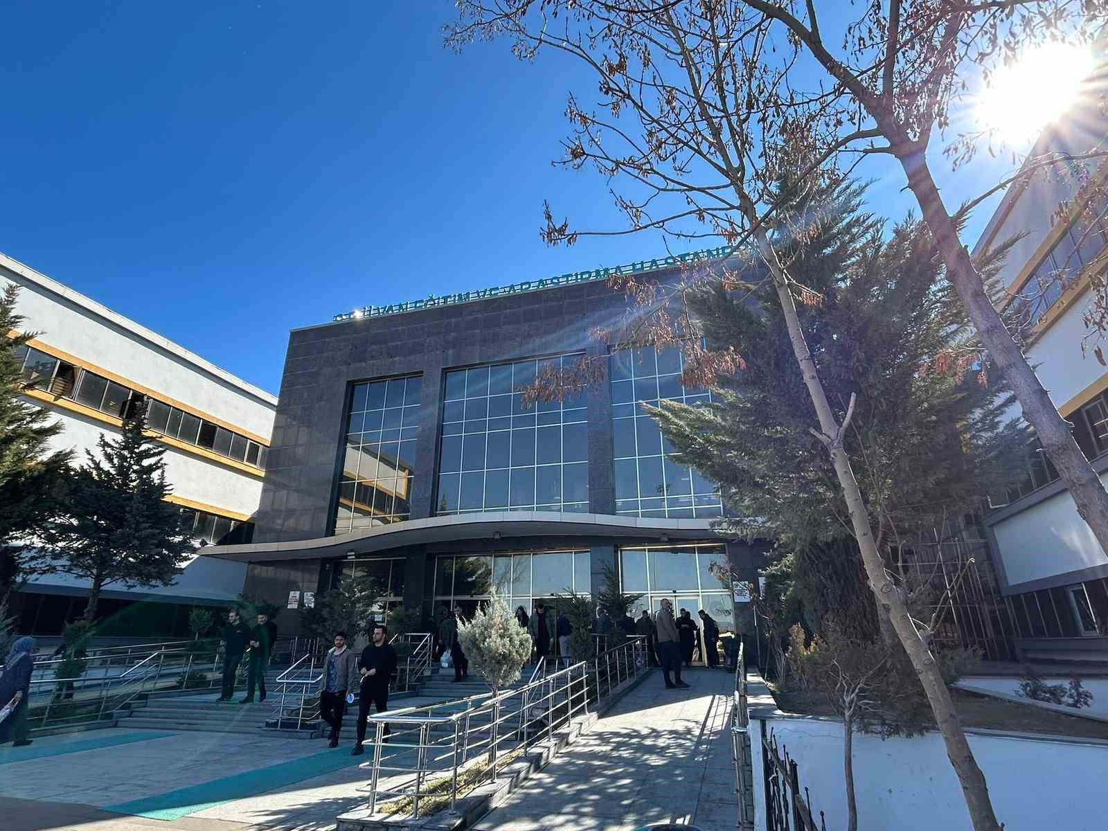 Van’da ilk kez korneanın sadece hasarlı tabakası değiştirildi
Van’da ilk kez korneanın sadece hasarlı tabakası değiştirildi