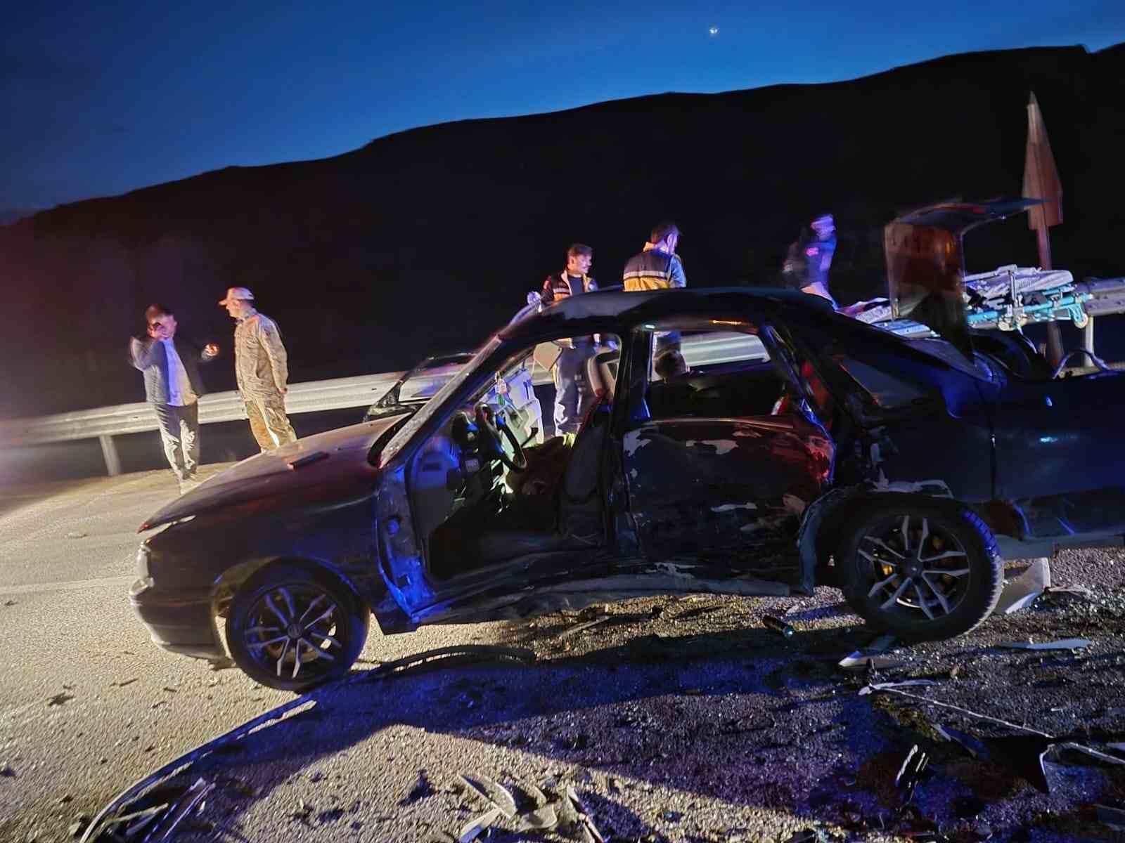 Van’da kaçak göçmenleri taşıyan otomobil kaza yaptı: 7 yaralı
