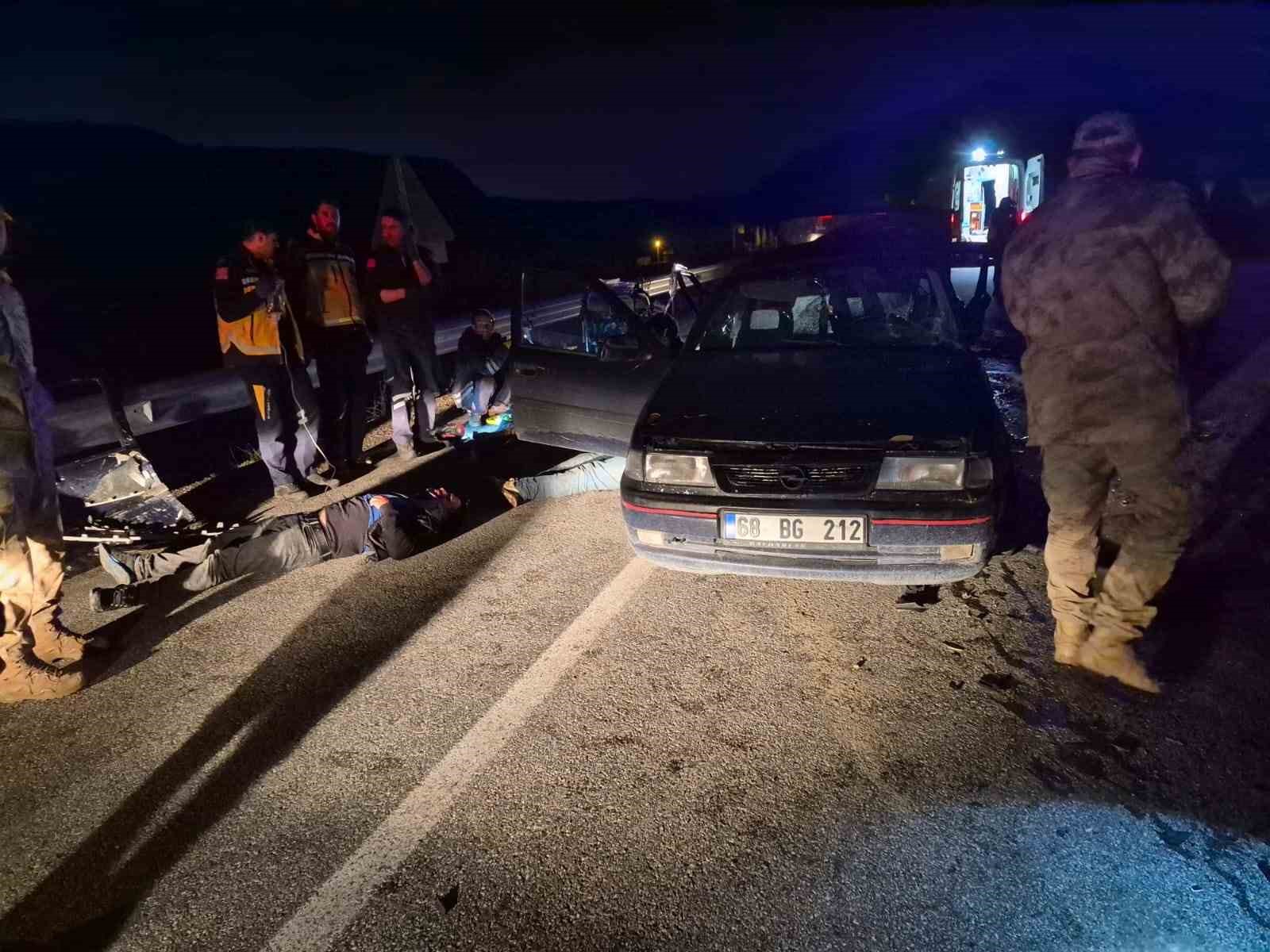 Van’da kaçak göçmenleri taşıyan otomobil kaza yaptı: 7 yaralı
