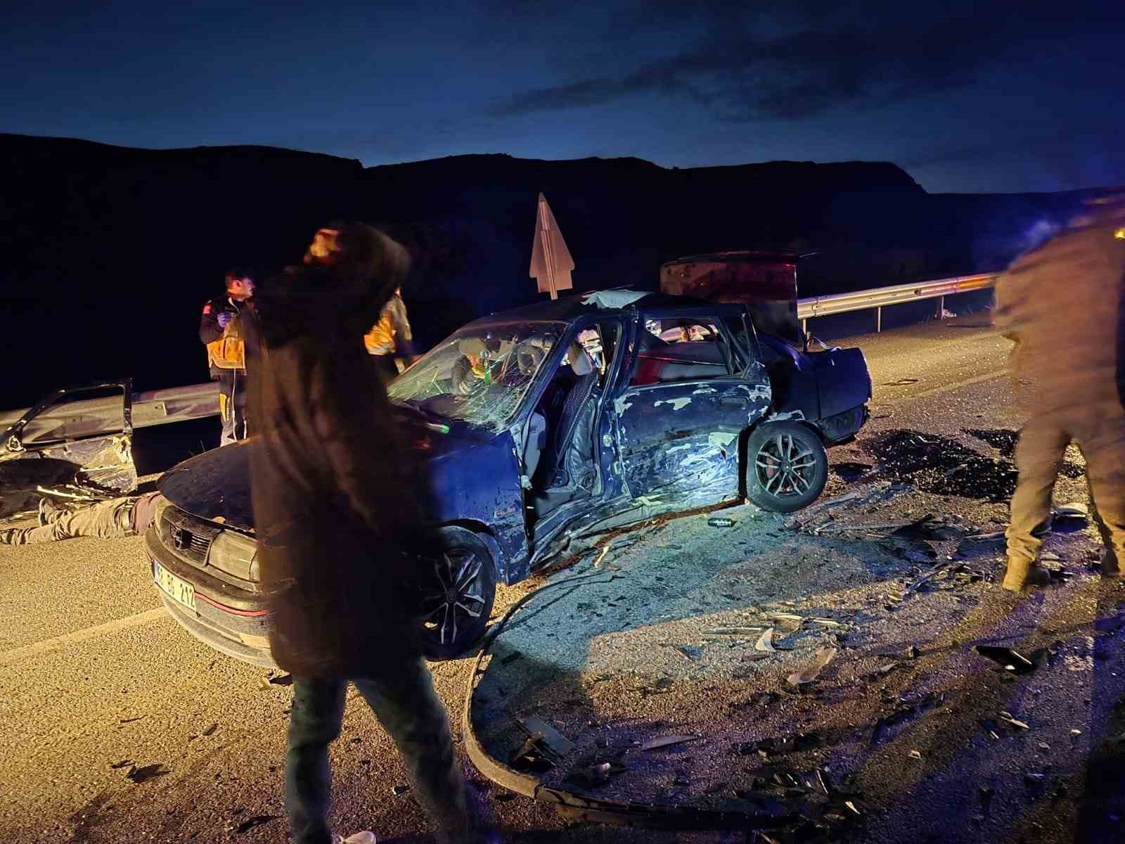 Van’da kaçak göçmenleri taşıyan otomobil kaza yaptı: 7 yaralı
