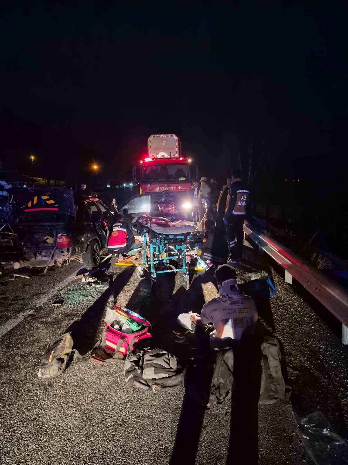 Van’da kaçak göçmenleri taşıyan otomobil kaza yaptı: 7 yaralı
