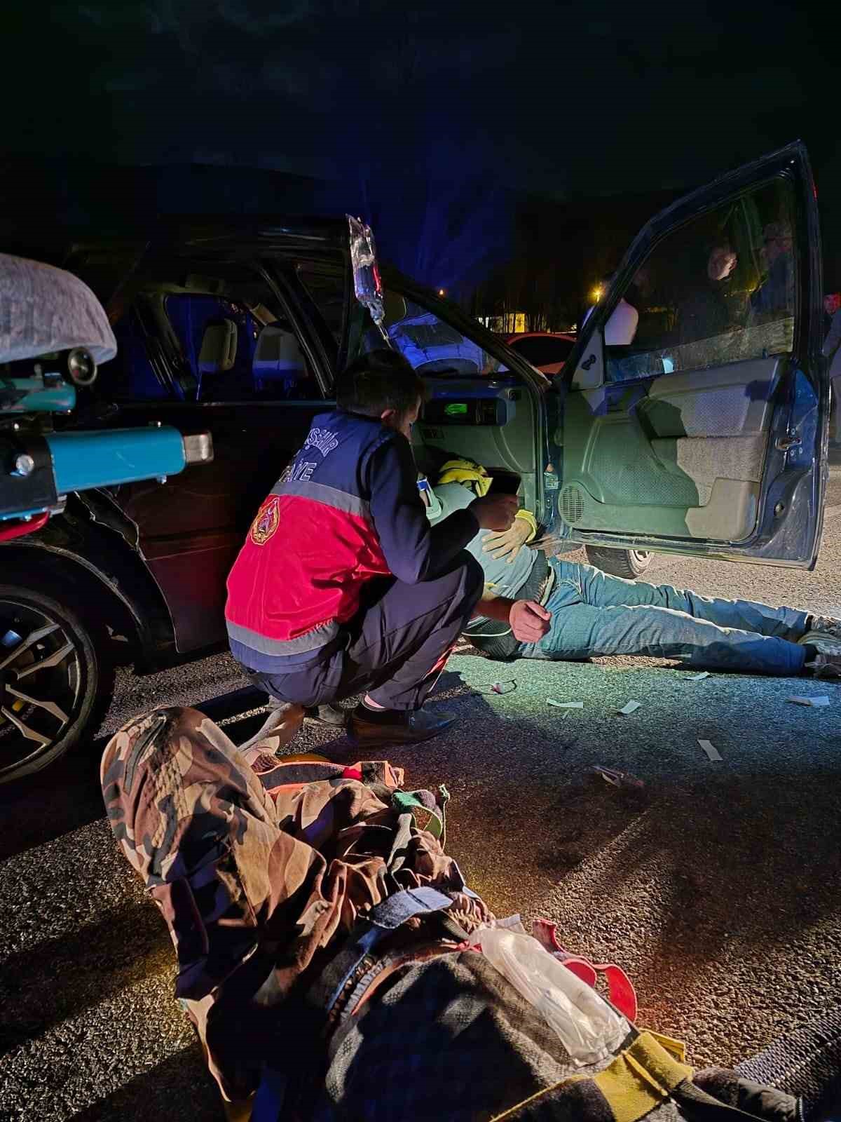 Van’da kaçak göçmenleri taşıyan otomobil kaza yaptı: 7 yaralı
