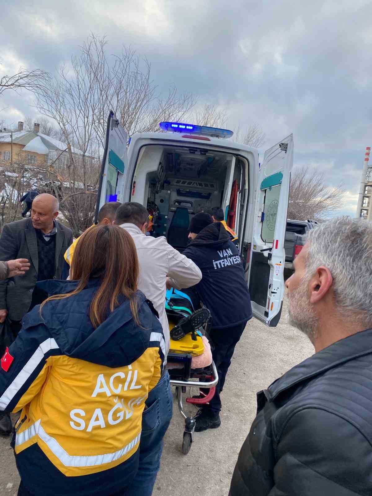 Van’da kamyonet devrildi: 2 yaralı
