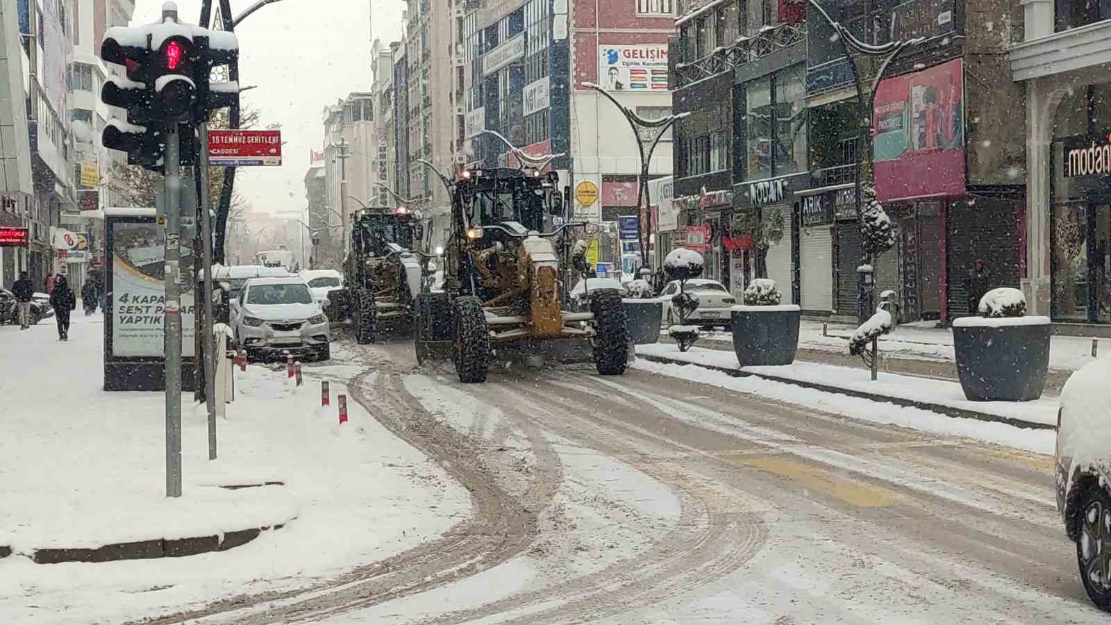 Van’da kar yağışı etkili oluyor
