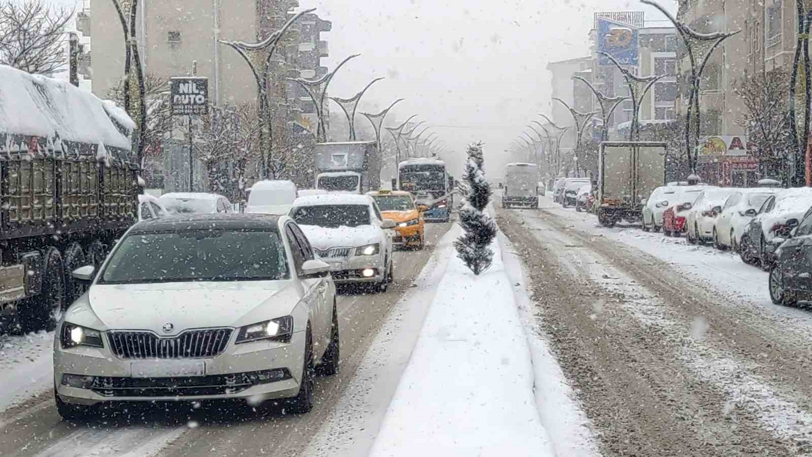 Van’da kar yağışı etkili oluyor
