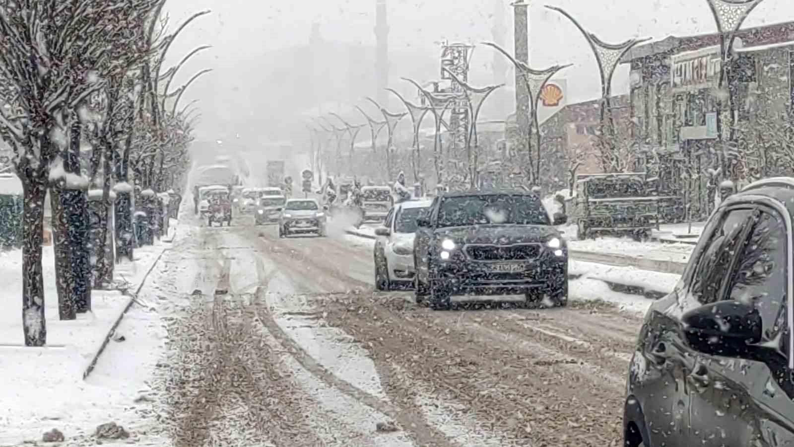 Van’da kar yağışı etkili oluyor
