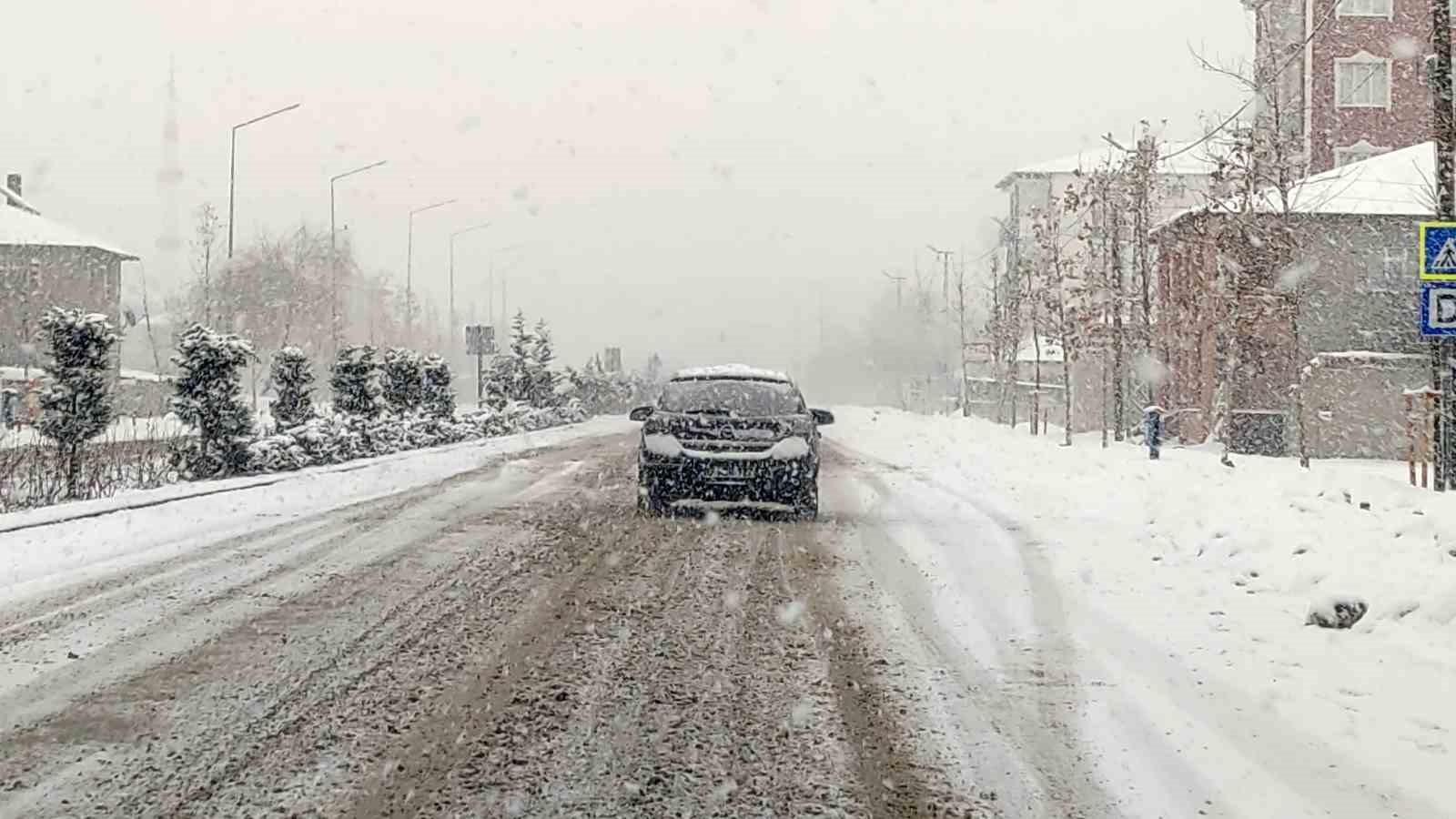Van’da kar yağışı etkili oluyor
