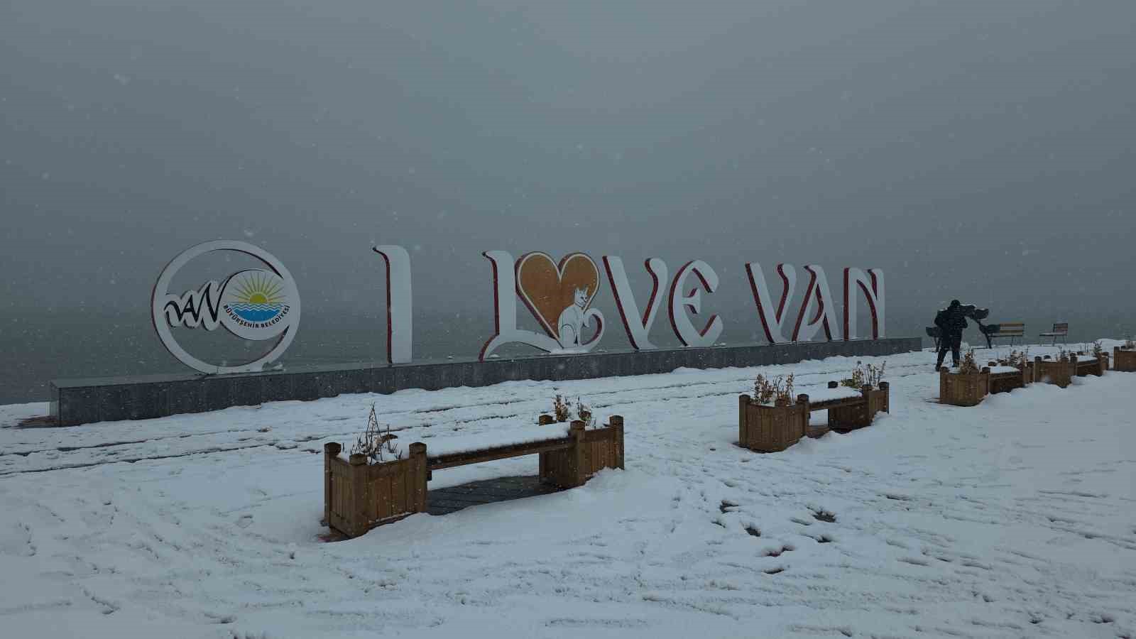 Van’da kar yağışı ve sis etkili oluyor
