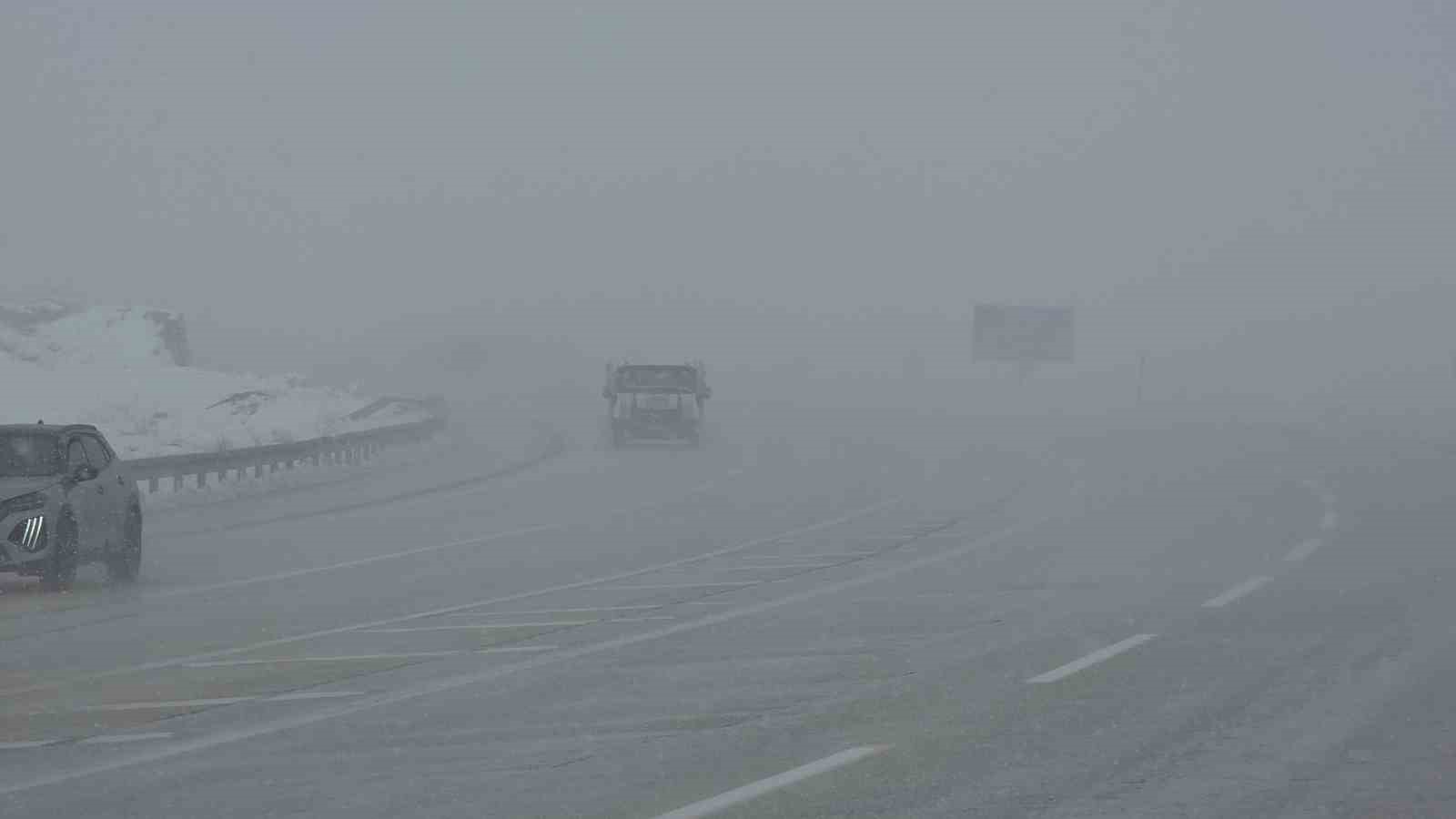 Van’da kar yağışı ve sis etkili oluyor
