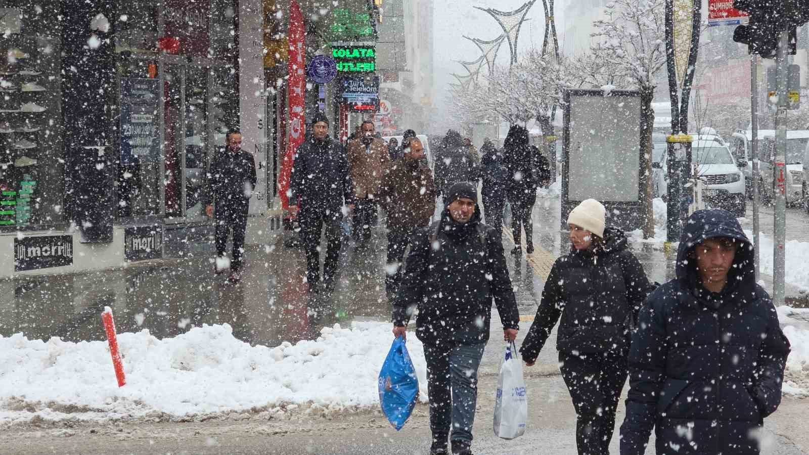 Van’da kar yağışı ve sis etkili oluyor
