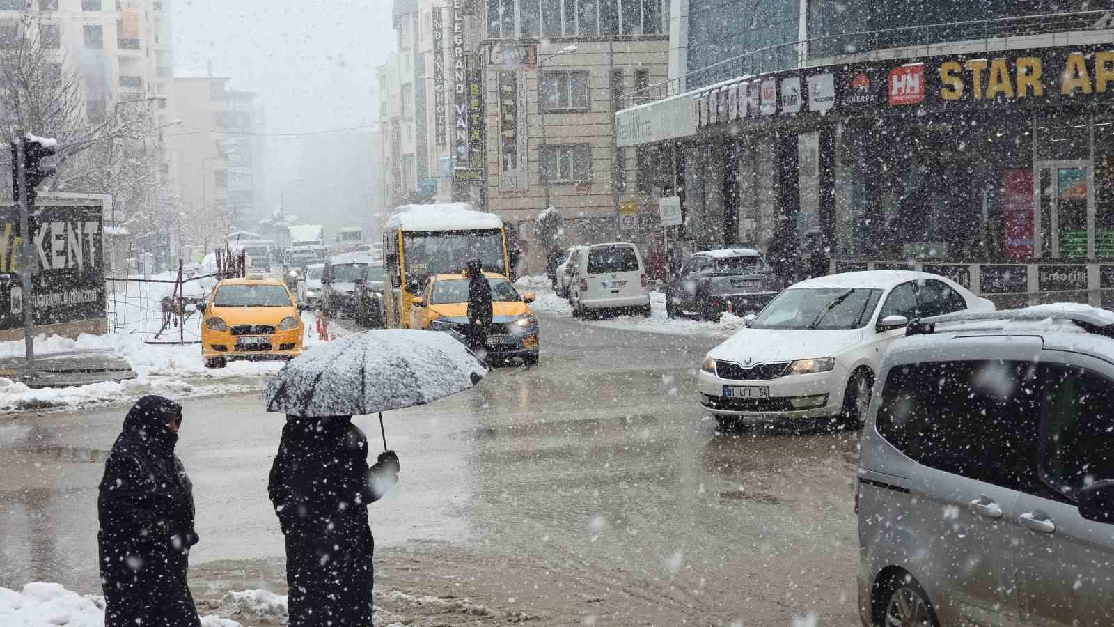 Van’da kar yağışı ve sis etkili oluyor
