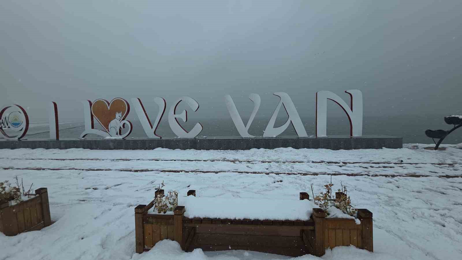 Van’da kar yağışı ve sis etkili oluyor
