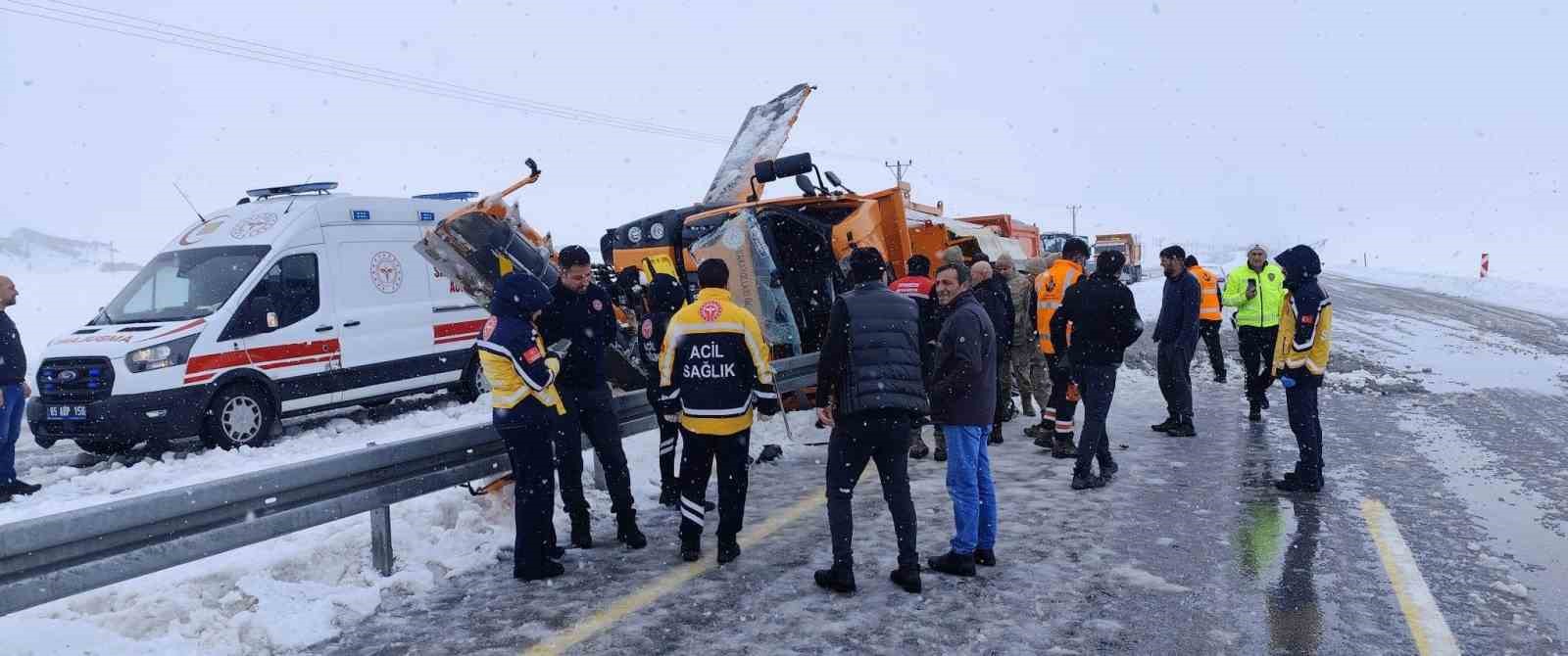 Van’da Karayollarına ait iş makinesi kaza yaptı: 1 ölü, 1 ağır yaralı
