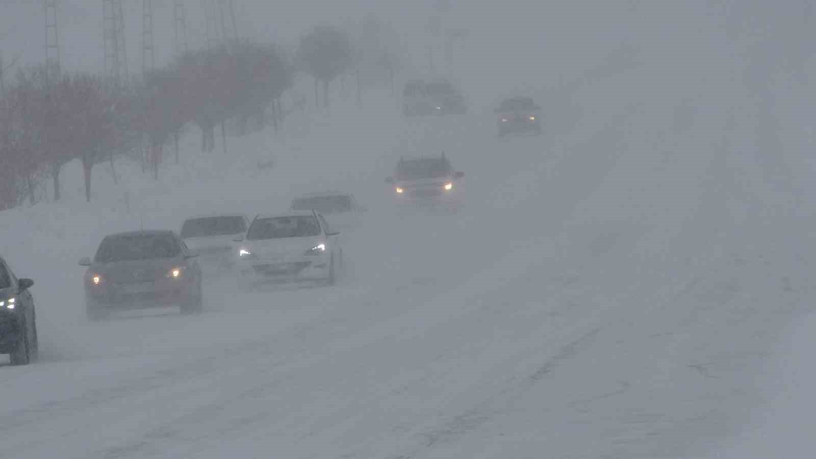 Van’da kardan dolayı kapanan 287 yoldan 89’u açıldı
