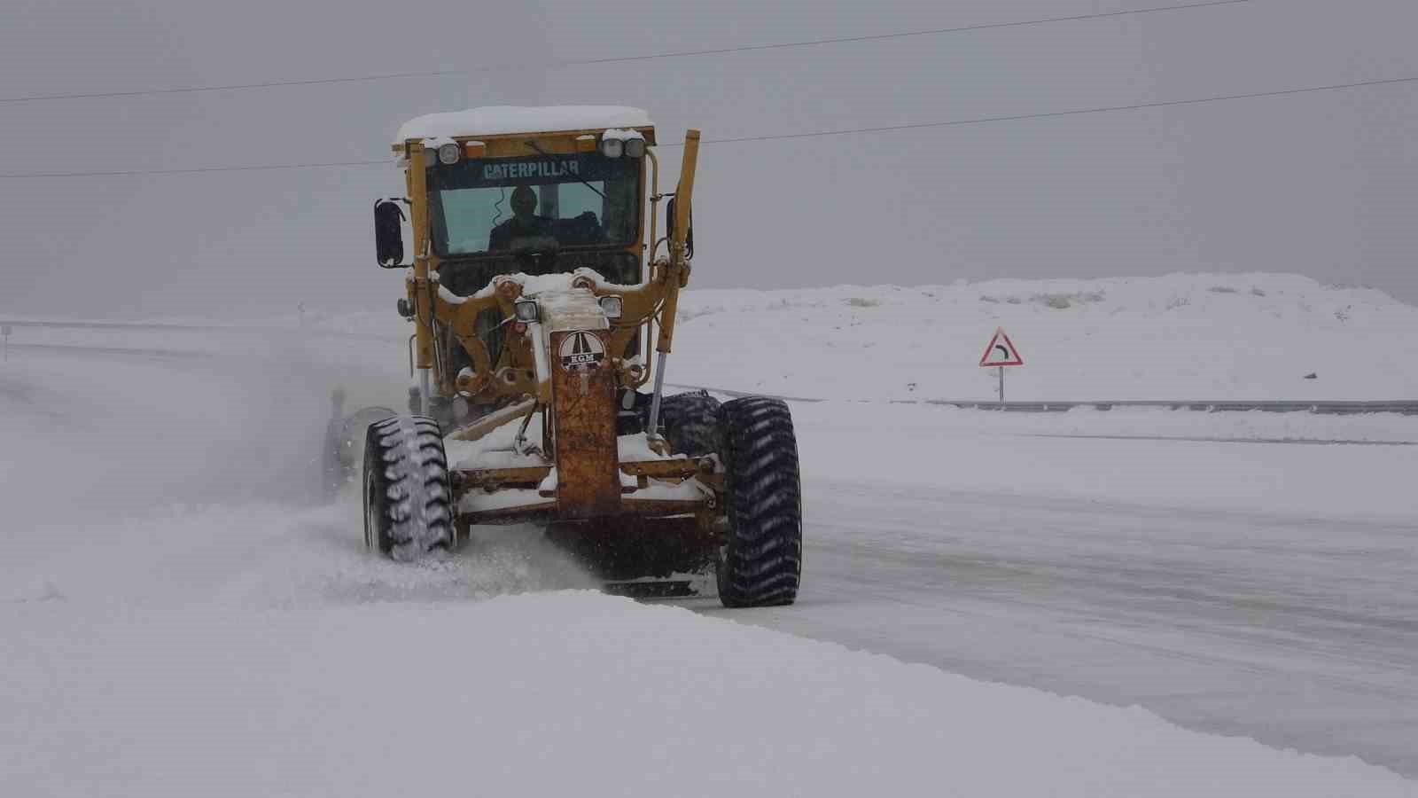 Van’da kardan dolayı kapanan 287 yoldan 89’u açıldı
