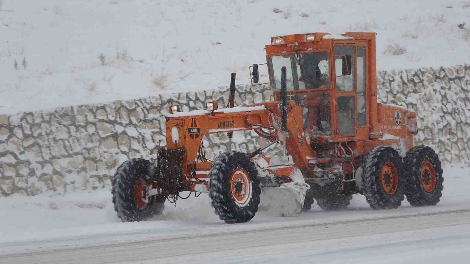 Van’da kardan dolayı kapanan 287 yoldan 89’u açıldı
