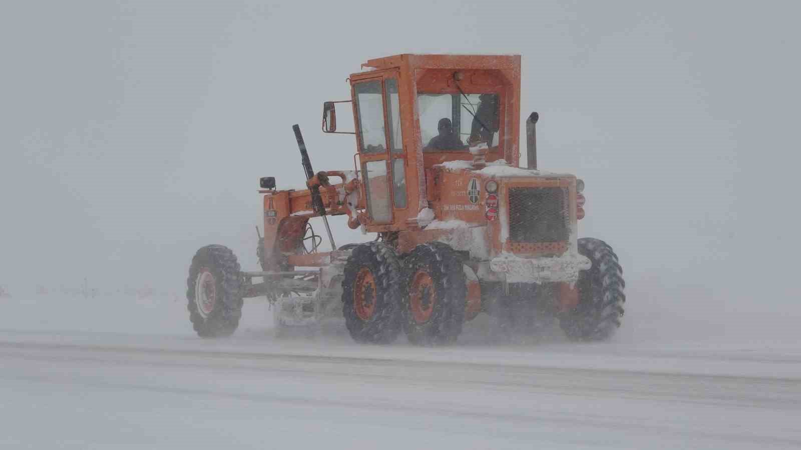 Van’da kardan dolayı kapanan 287 yoldan 89’u açıldı
