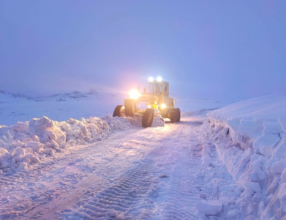 Van’da kardan dolayı kapanan 34 yerleşim yerinin yolu açılıyor
