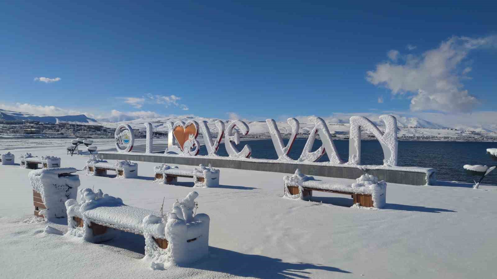 Van’da kardan dolayı kapanan 390 yoldan 230’u açıldı
