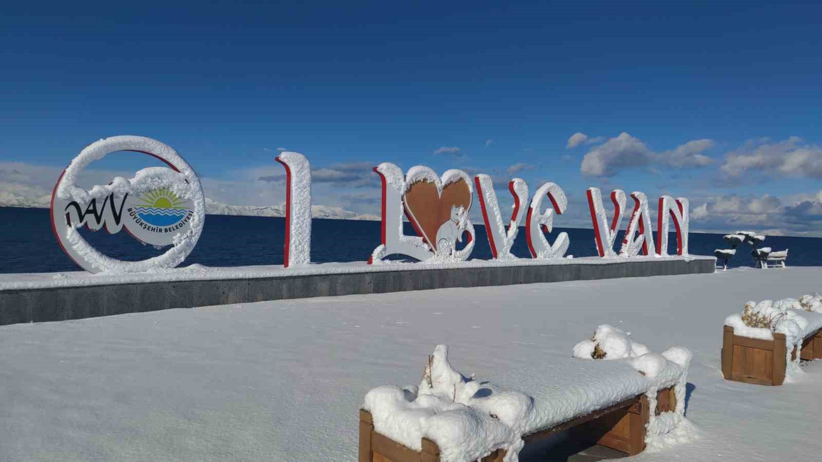 Van’da kardan dolayı kapanan 390 yoldan 230’u açıldı
