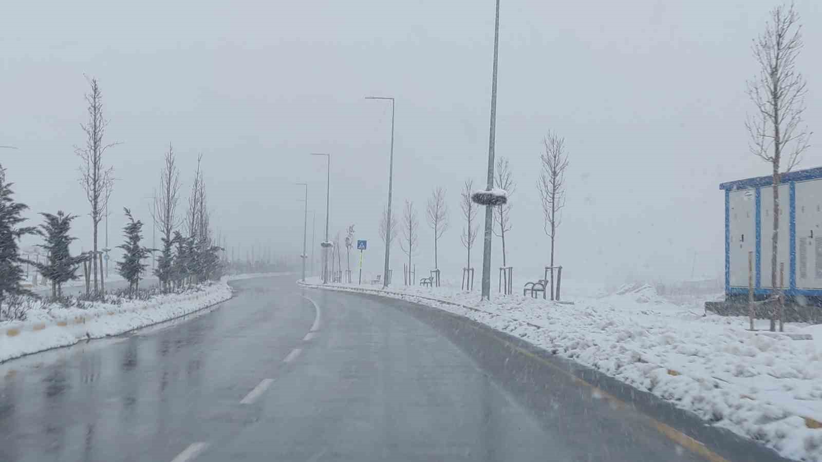 Van’da kardan dolayı kapanan 390 yoldan 230’u açıldı
