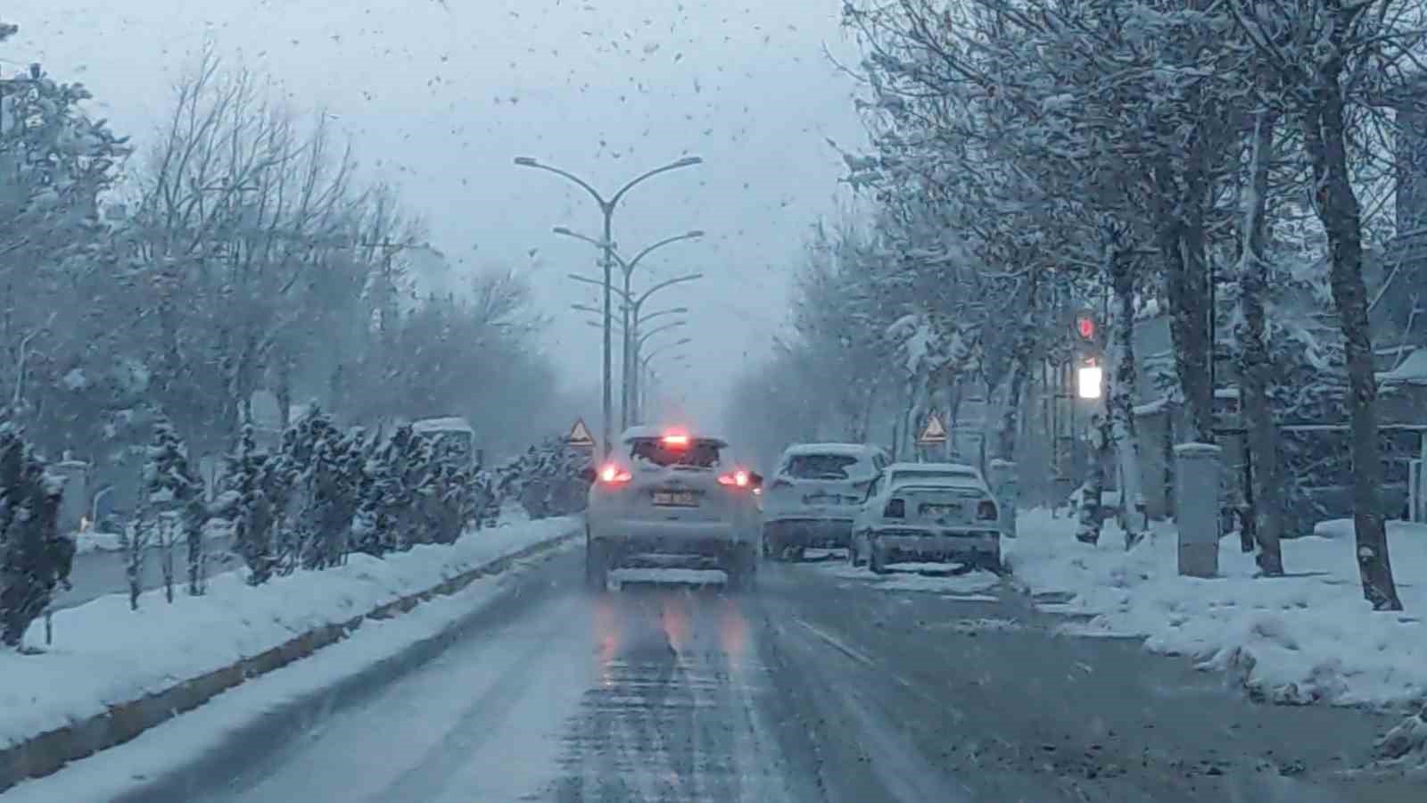 Van’da kardan dolayı kapanan 390 yoldan 230’u açıldı
