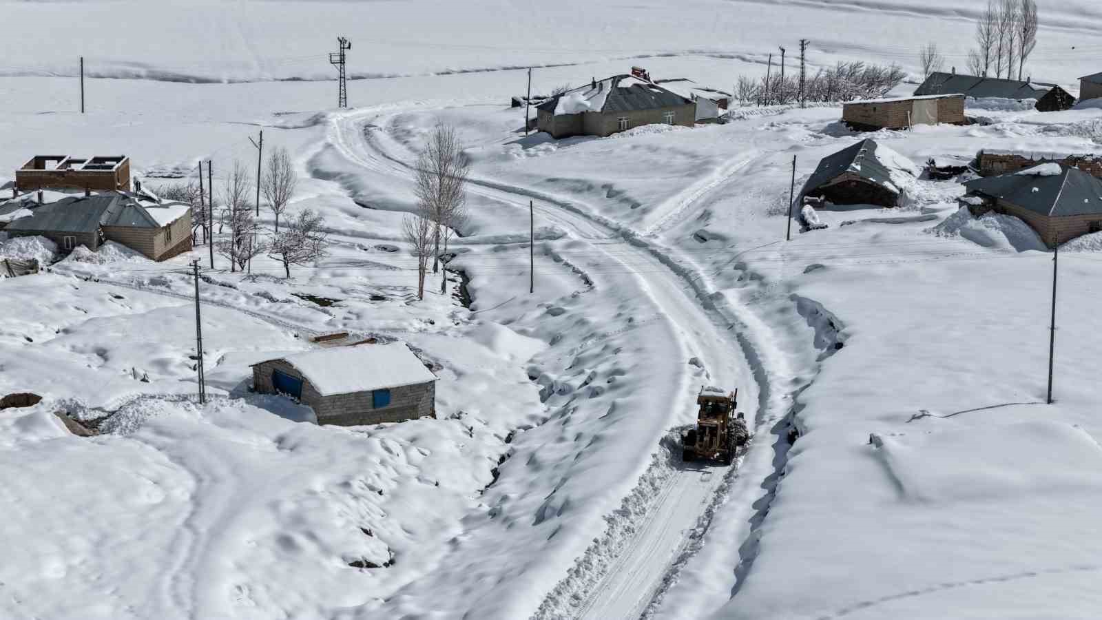 Van’da kardan dolayı kapanan 390 yoldan 355’i açıldı
