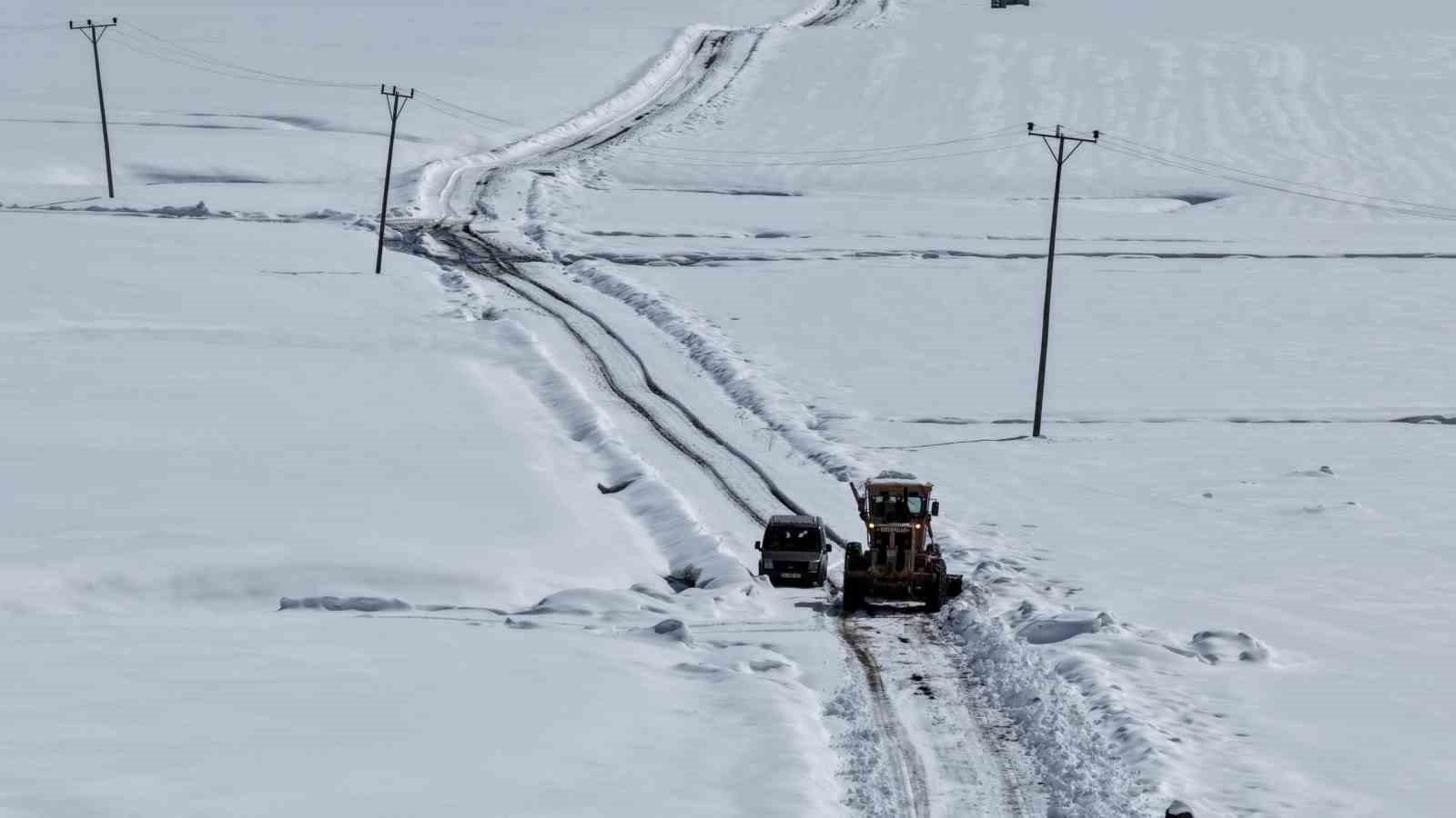 Van’da kardan dolayı kapanan 390 yoldan 355’i açıldı
