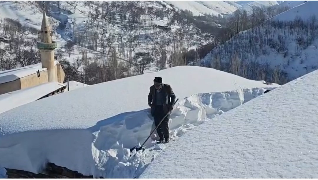 Van’da kardan dolayı kapanan 625 yoldan 408’i açıldı
