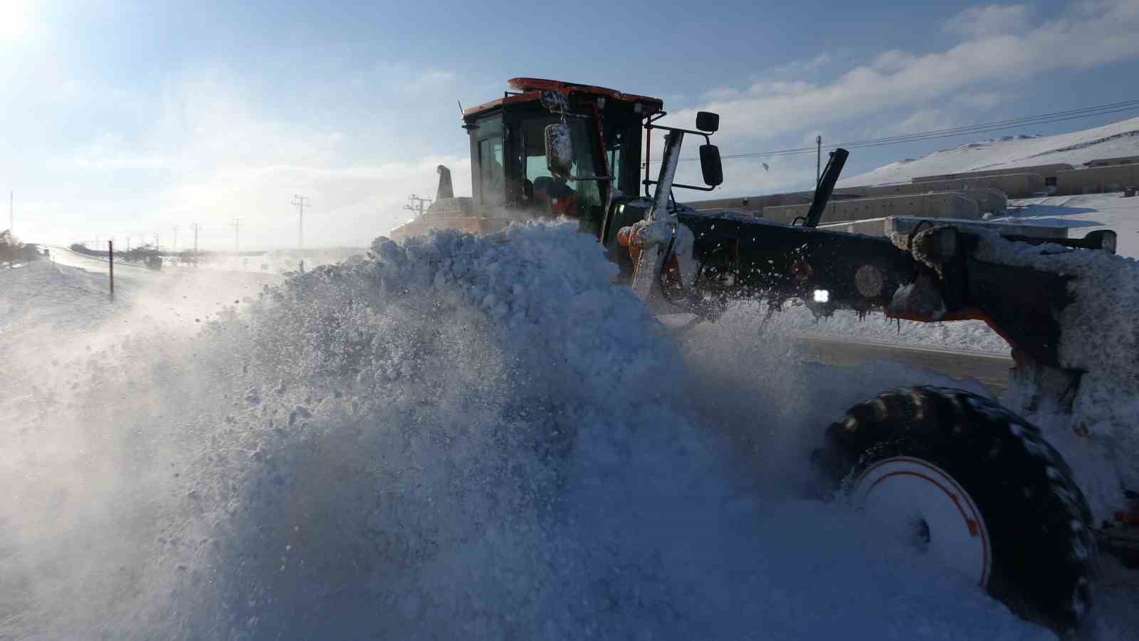 Van’da kardan dolayı kapanan 625 yoldan 408’i açıldı
