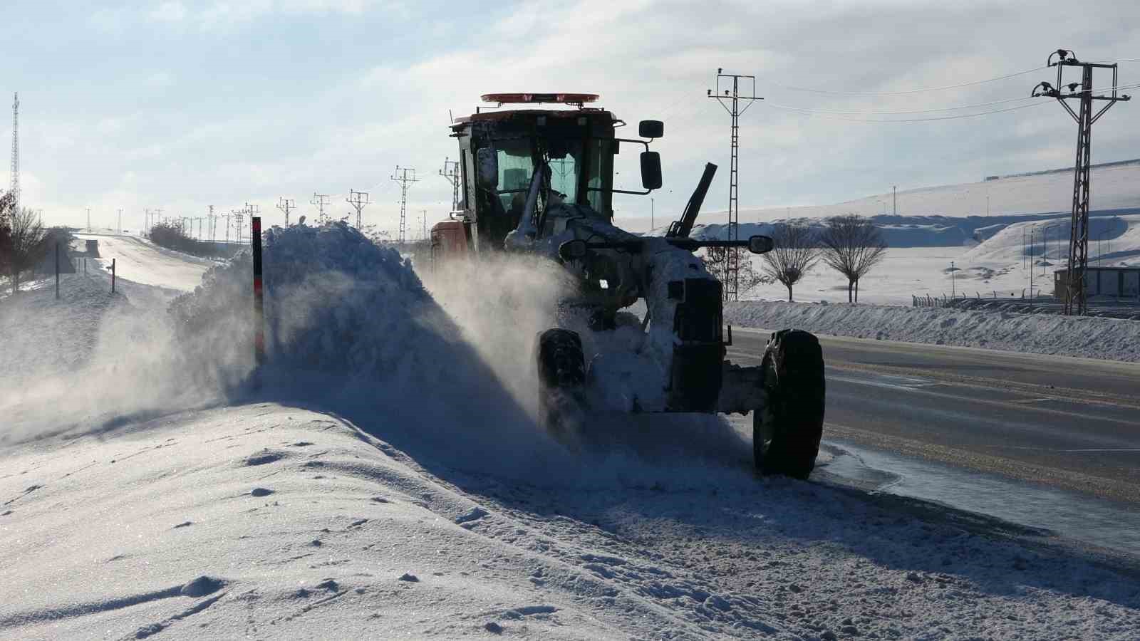 Van’da kardan dolayı kapanan 625 yoldan 408’i açıldı
