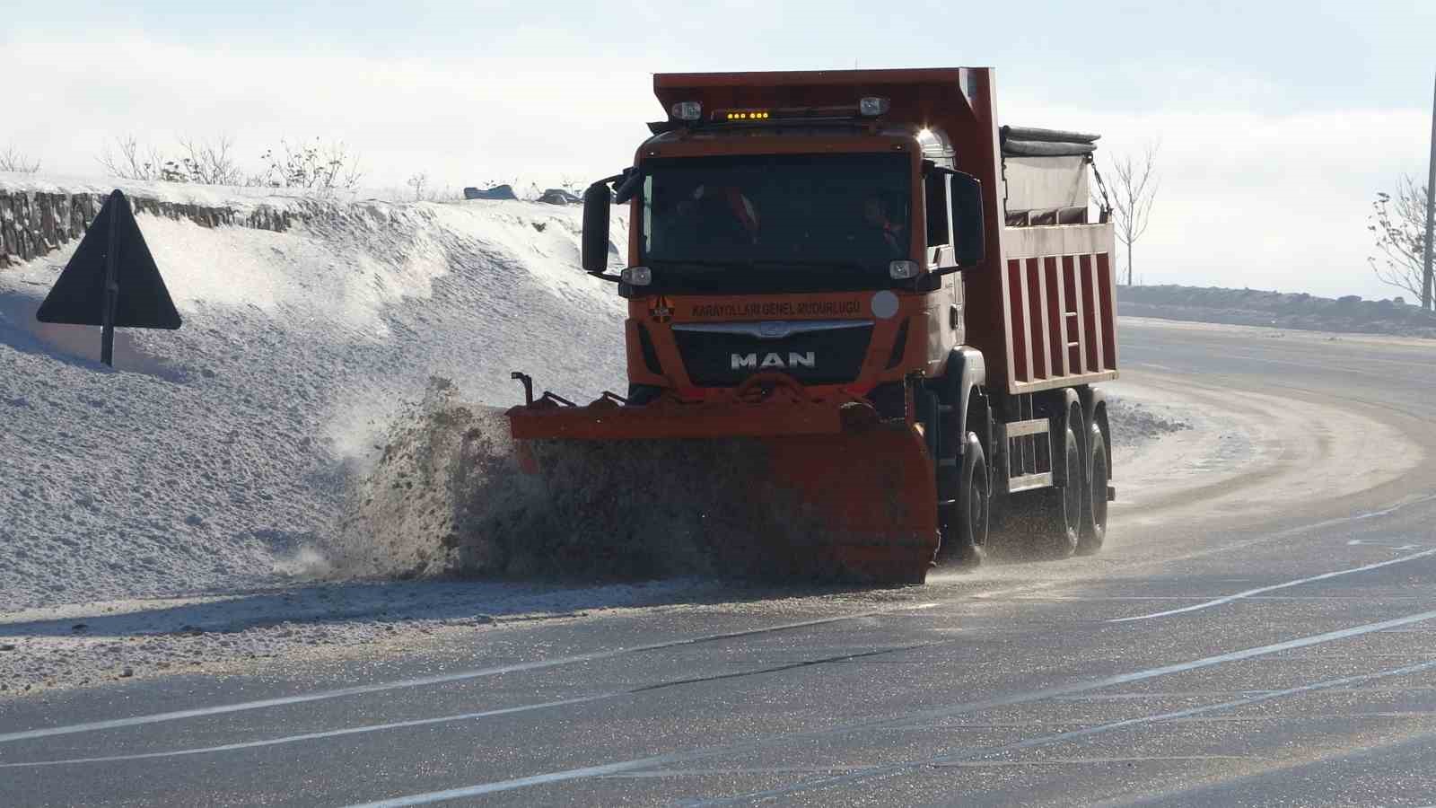 Van’da kardan dolayı kapanan 625 yoldan 408’i açıldı
