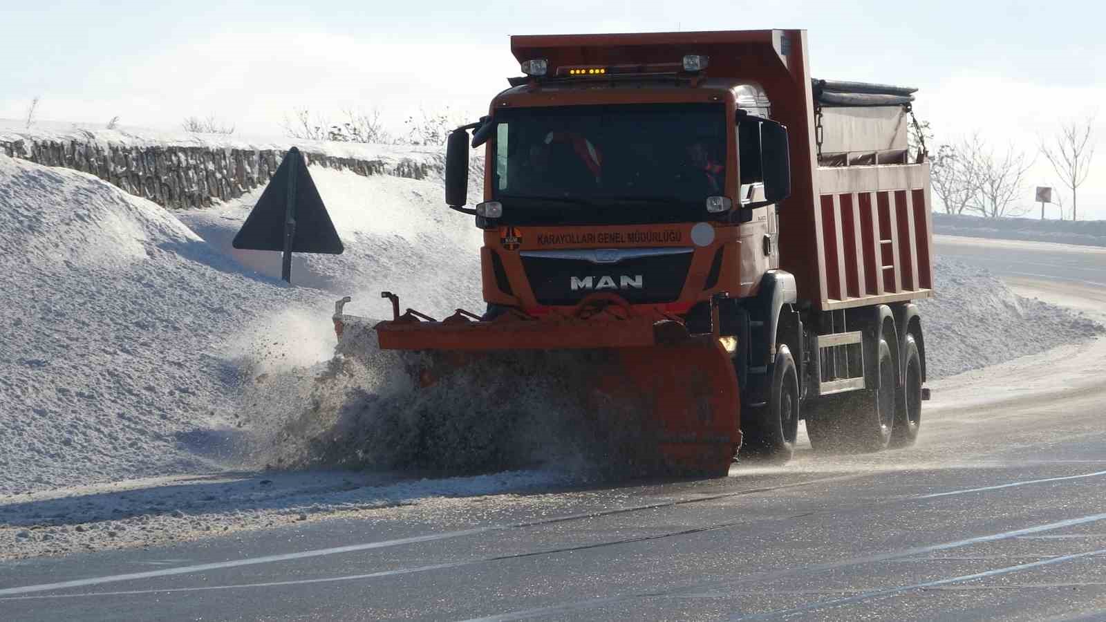 Van’da kardan dolayı kapanan 625 yoldan 408’i açıldı
