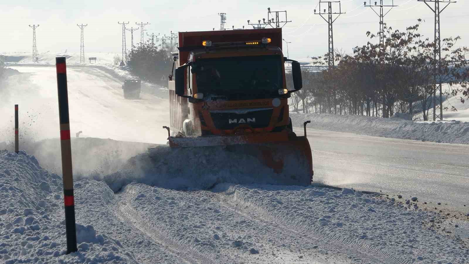 Van’da kardan dolayı kapanan 625 yoldan 408’i açıldı
