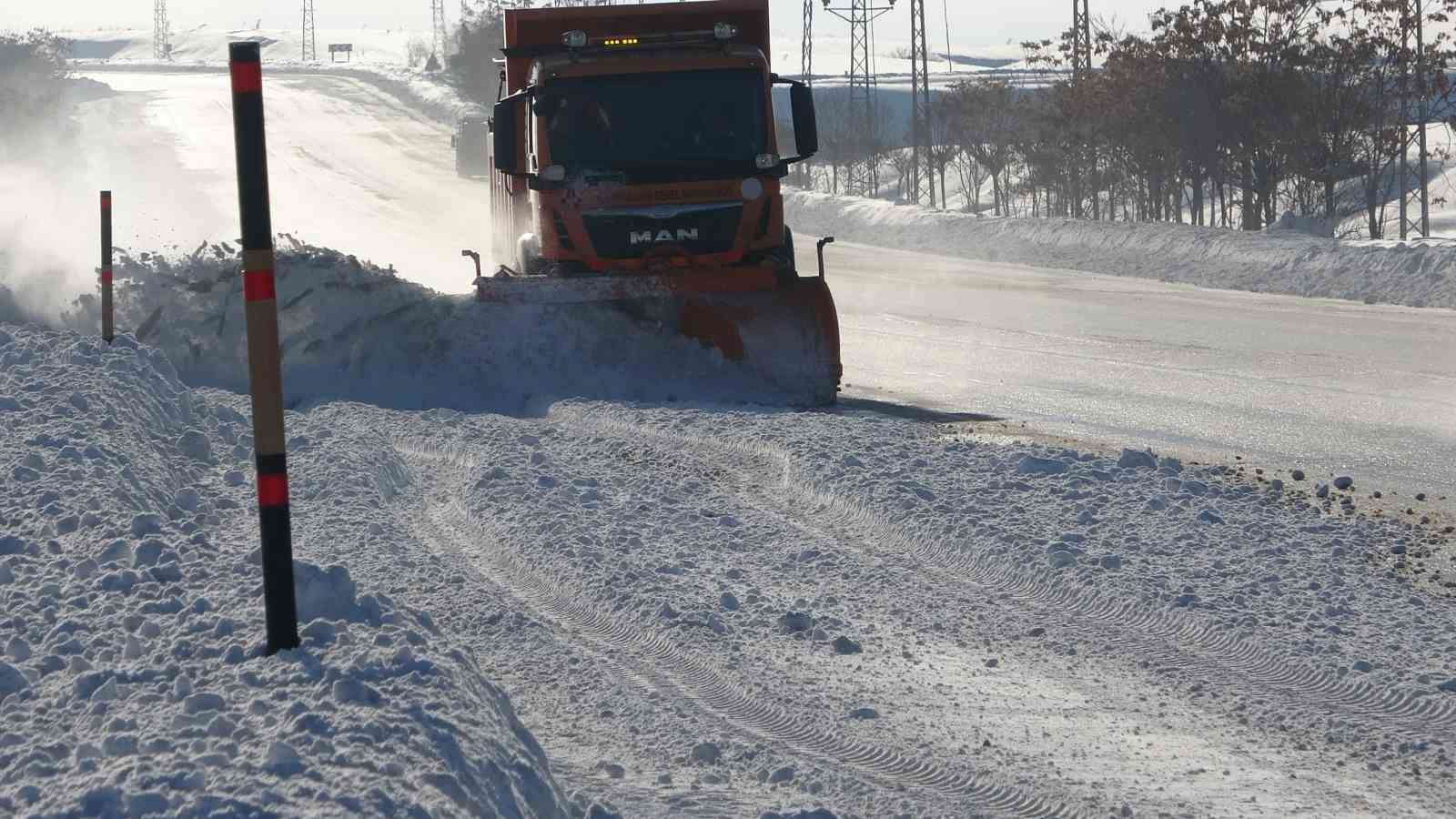 Van’da kardan dolayı kapanan 625 yoldan 408’i açıldı
