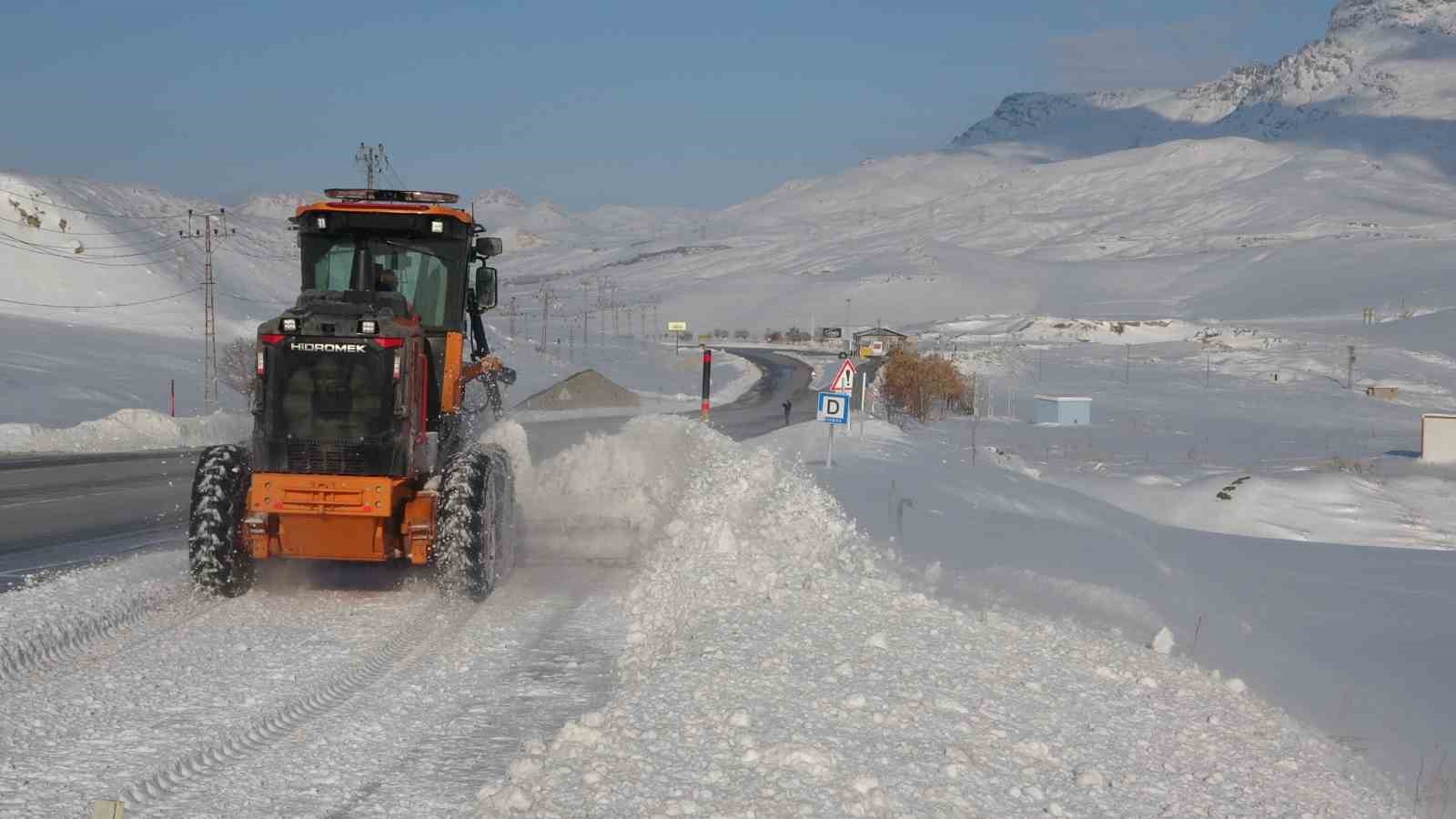 Van’da kardan dolayı kapanan 625 yoldan 408’i açıldı
