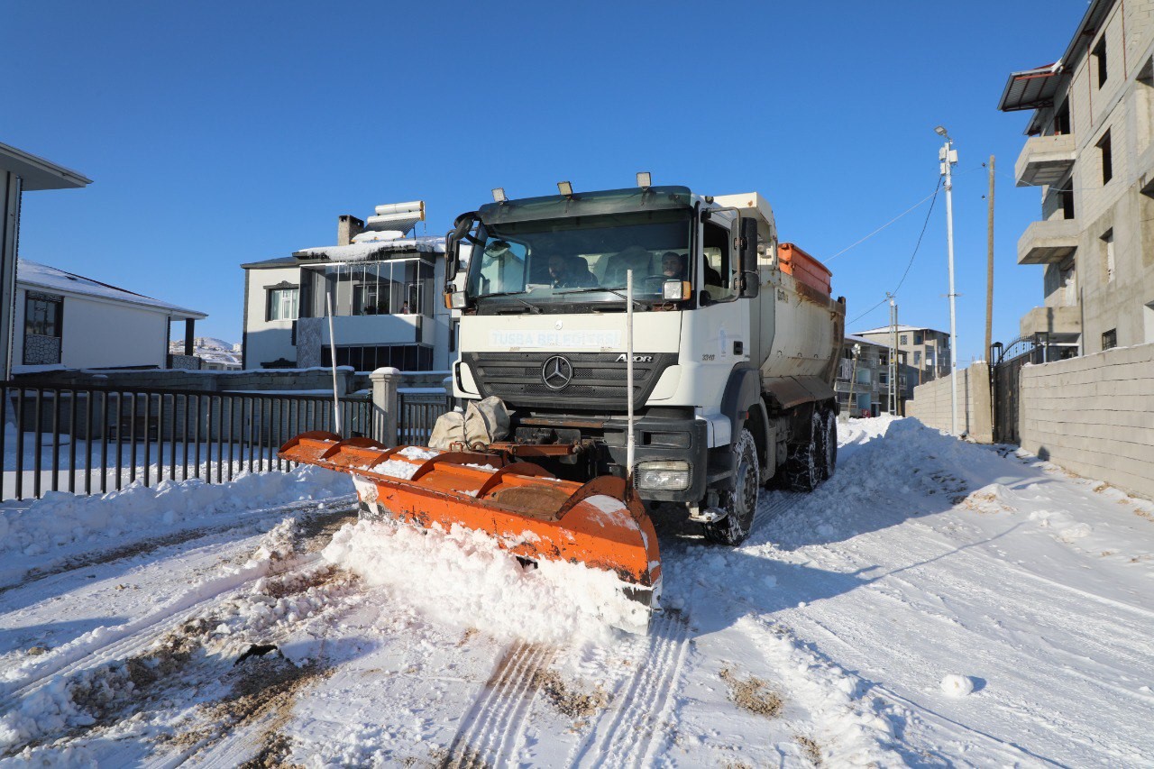 Van’da kardan dolayı kapanan 625 yoldan 469’u açıldı
