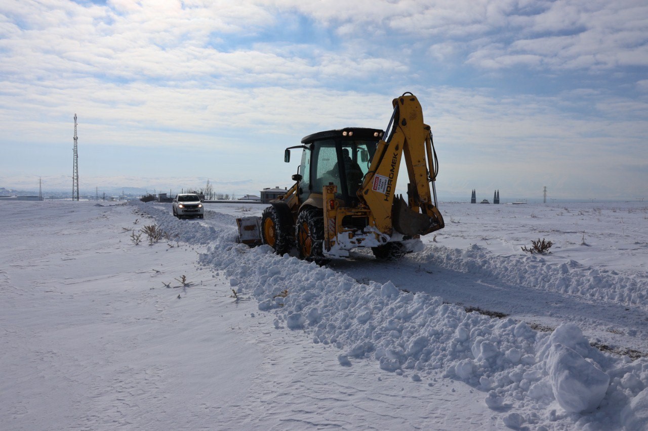 Van’da kardan dolayı kapanan 625 yoldan 469’u açıldı
