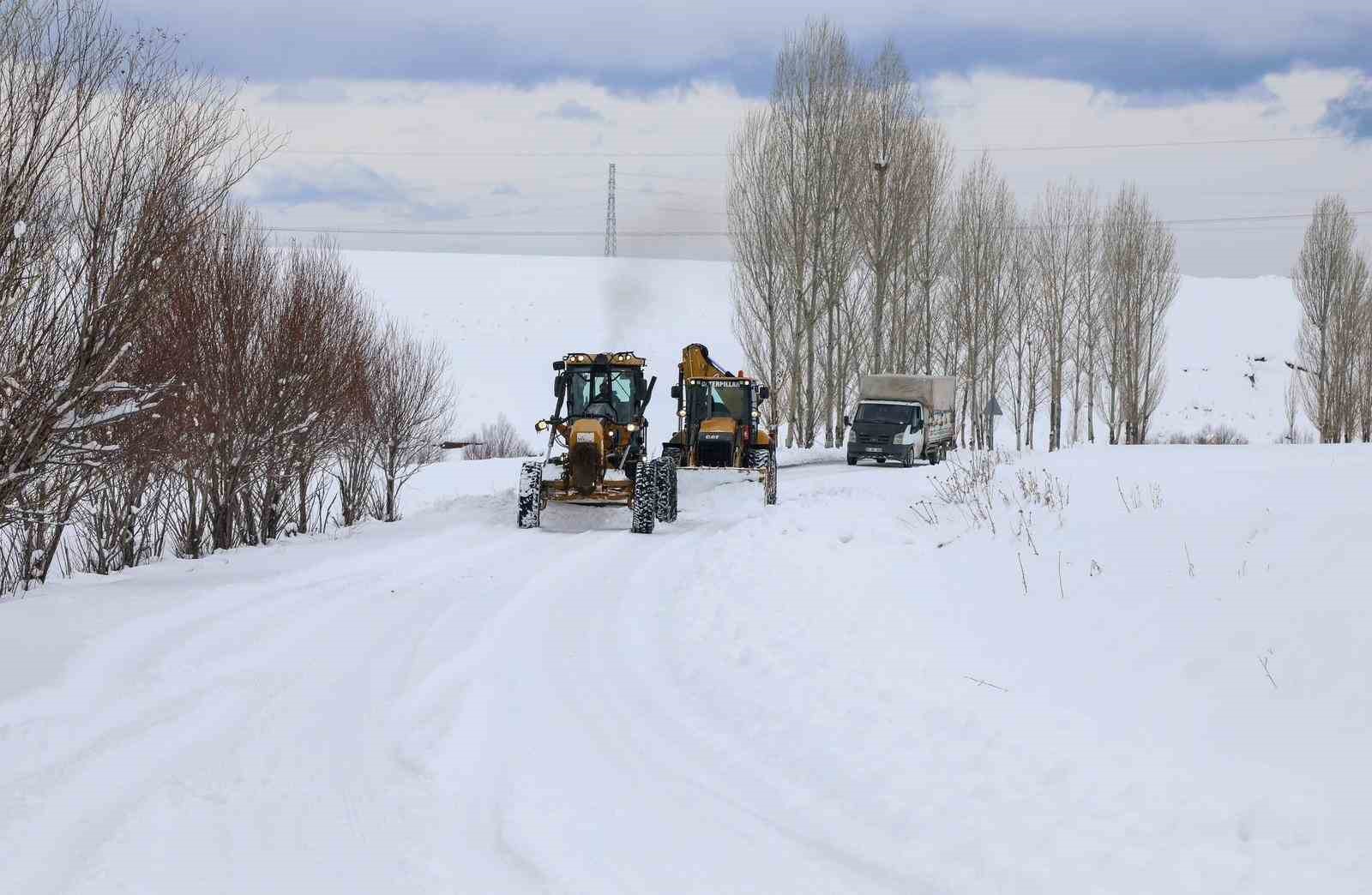 Van’da kardan kapanan 363 yoldan 230’u açıldı
