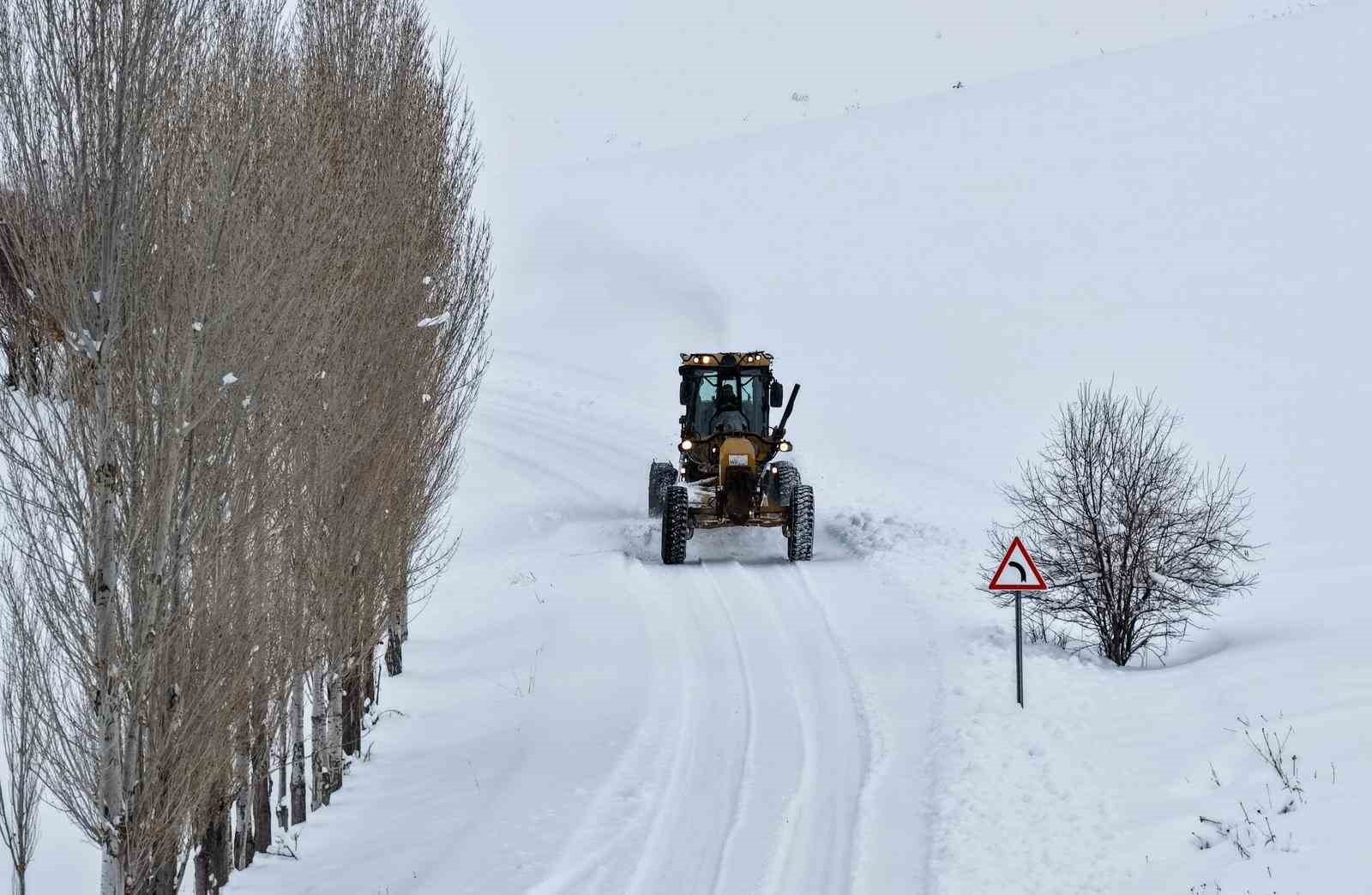 Van’da kardan kapanan 363 yoldan 230’u açıldı
