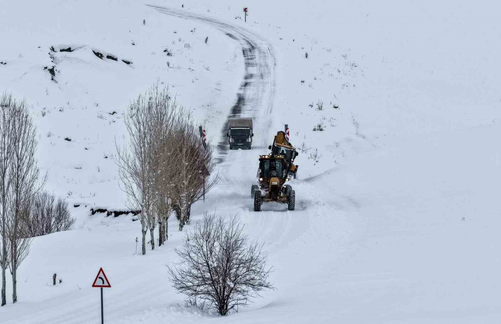 Van’da kardan kapanan 363 yoldan 230’u açıldı
