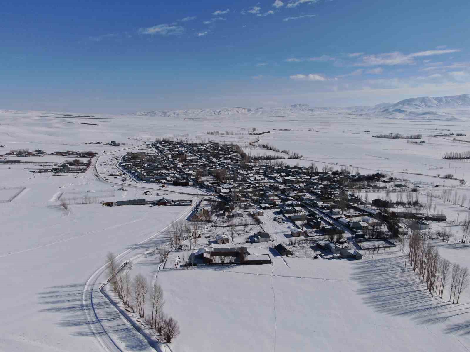 Van’da karla gelen güzellik: Yerleşim yerleri beyaz gelinliğini giydi
Van’da karla gelen güzellik: Yerleşim yerleri beyaz gelinliğini giydi