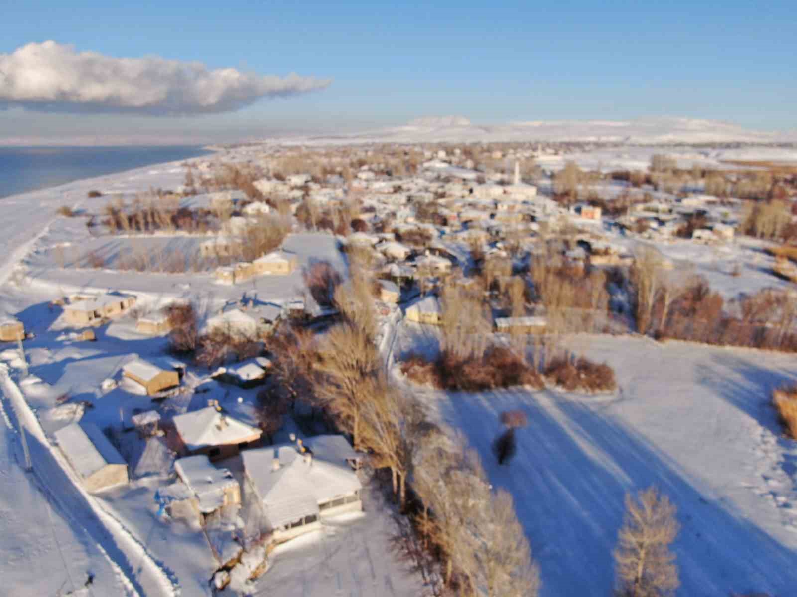Van’da karla gelen güzellik: Yerleşim yerleri beyaz gelinliğini giydi
Van’da karla gelen güzellik: Yerleşim yerleri beyaz gelinliğini giydi