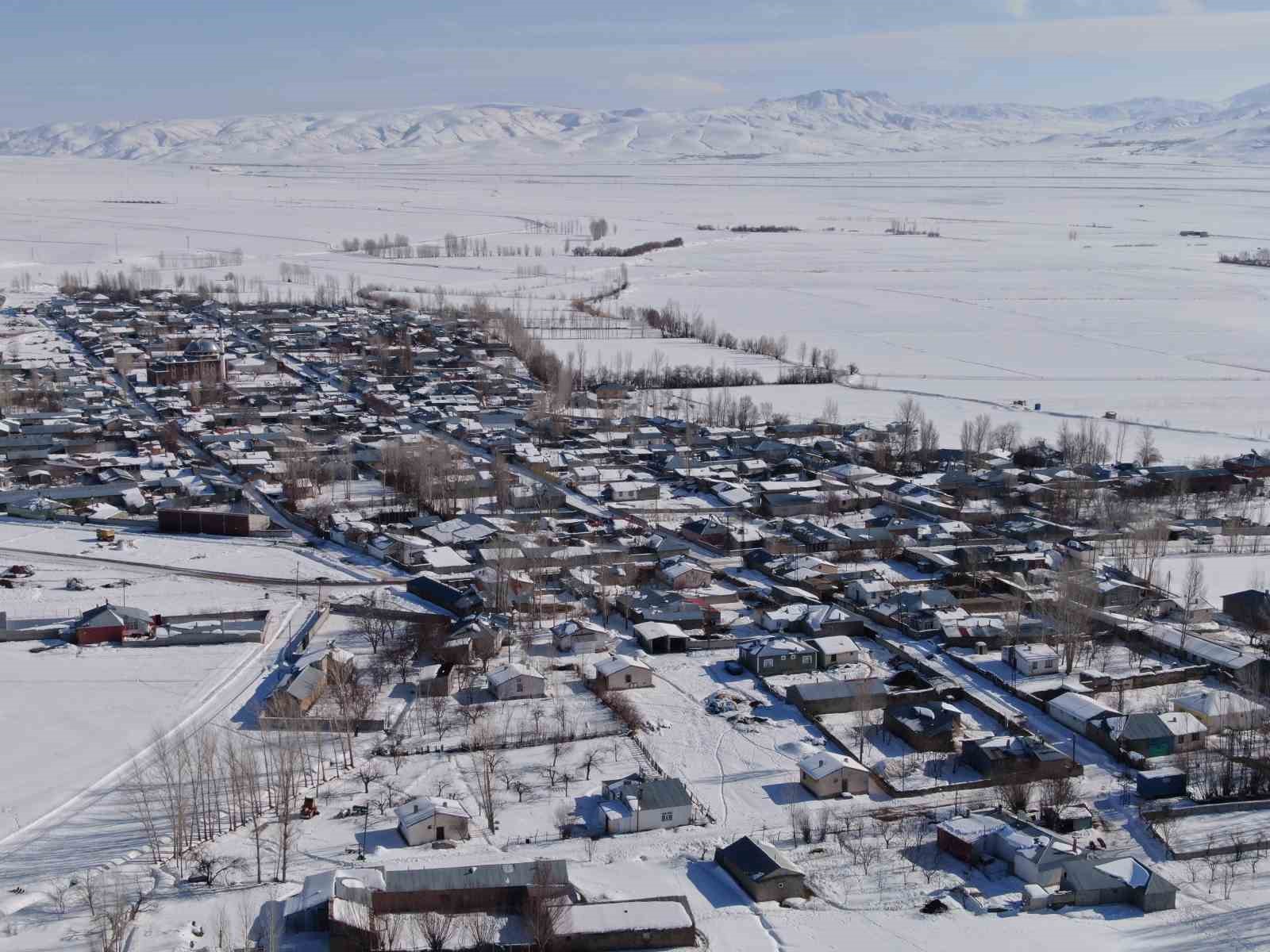 Van’da karla gelen güzellik: Yerleşim yerleri beyaz gelinliğini giydi
Van’da karla gelen güzellik: Yerleşim yerleri beyaz gelinliğini giydi