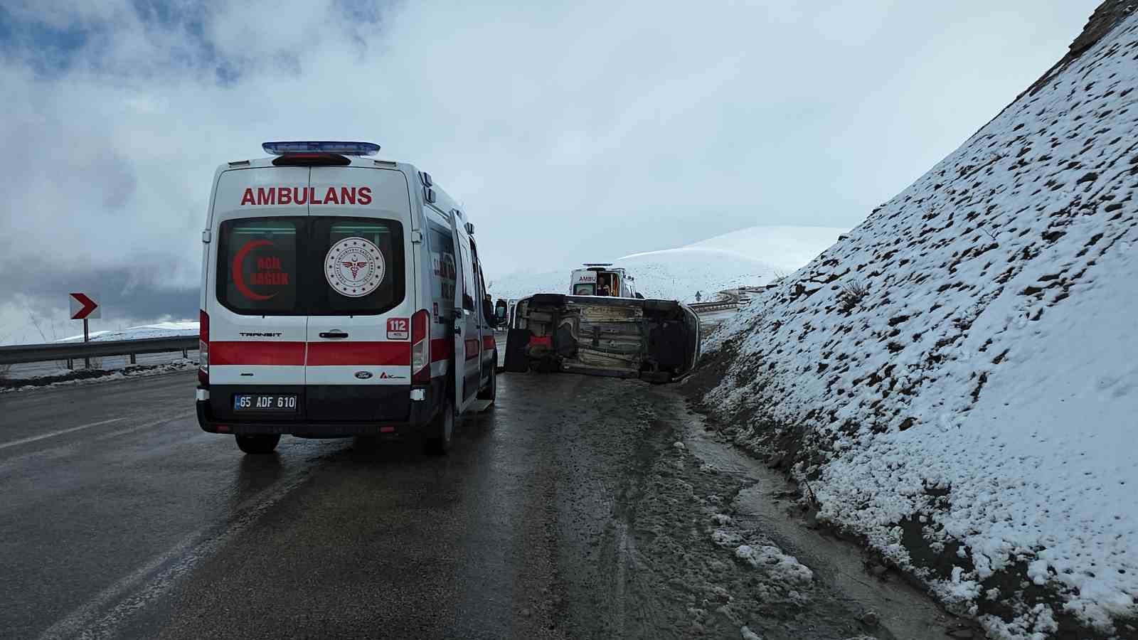Van’da kaygan yolda devrilen kamyonette 1 kişi yaralandı
