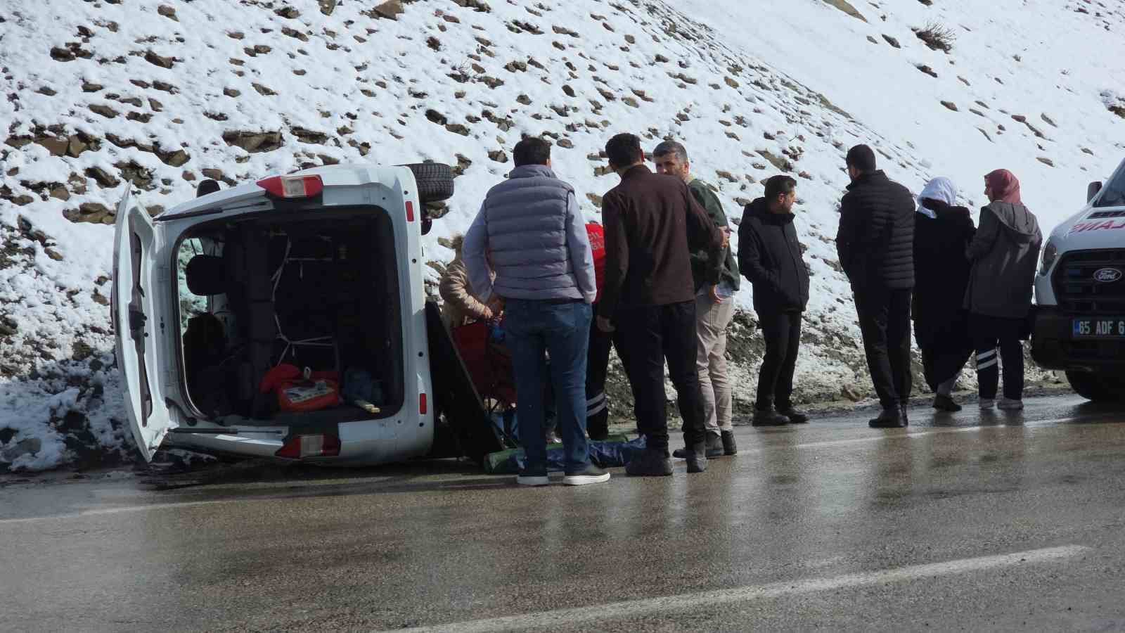 Van’da kaygan yolda devrilen kamyonette 1 kişi yaralandı
